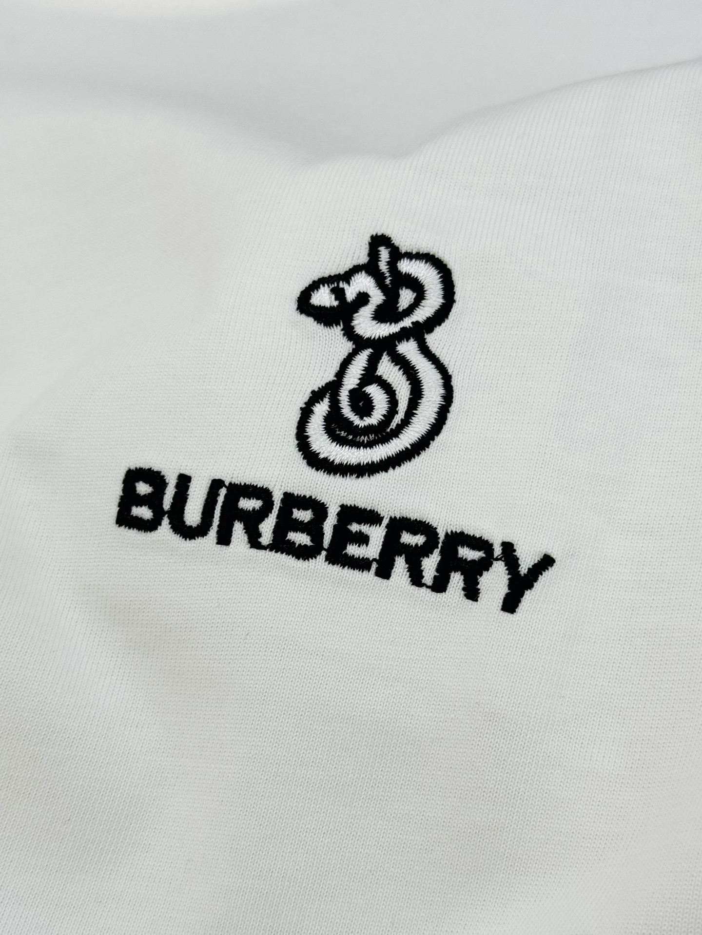 BBR巴宝莉25s新款长袖T恤.干净清爽款❤️男女同款！宽松版型真的很迷人.胸口精致3D绣花.潮流时尚元