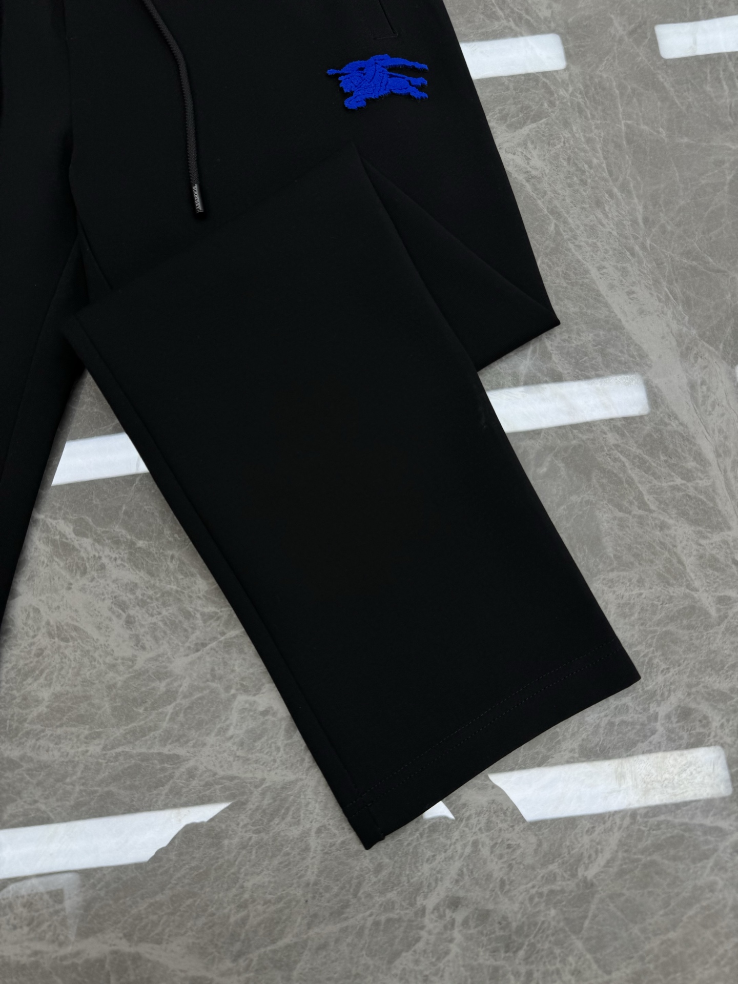 BBR巴宝莉25s男士休闲裤.两侧无缝设计.口袋下方品牌战马植绒立体图形工艺.新品蓝色战马.简单高级.面