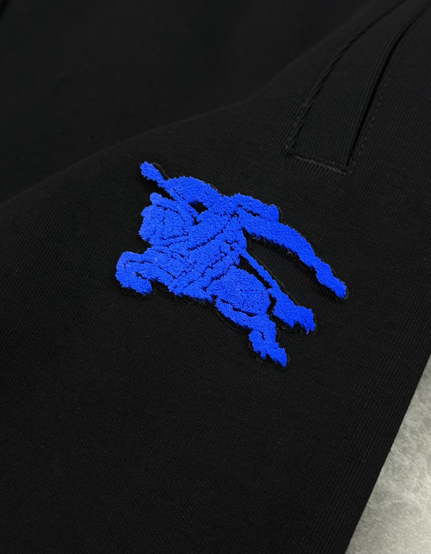 BBR巴宝莉25s男士休闲裤.两侧无缝设计.口袋下方品牌战马植绒立体图形工艺.新品蓝色战马.简单高级.面