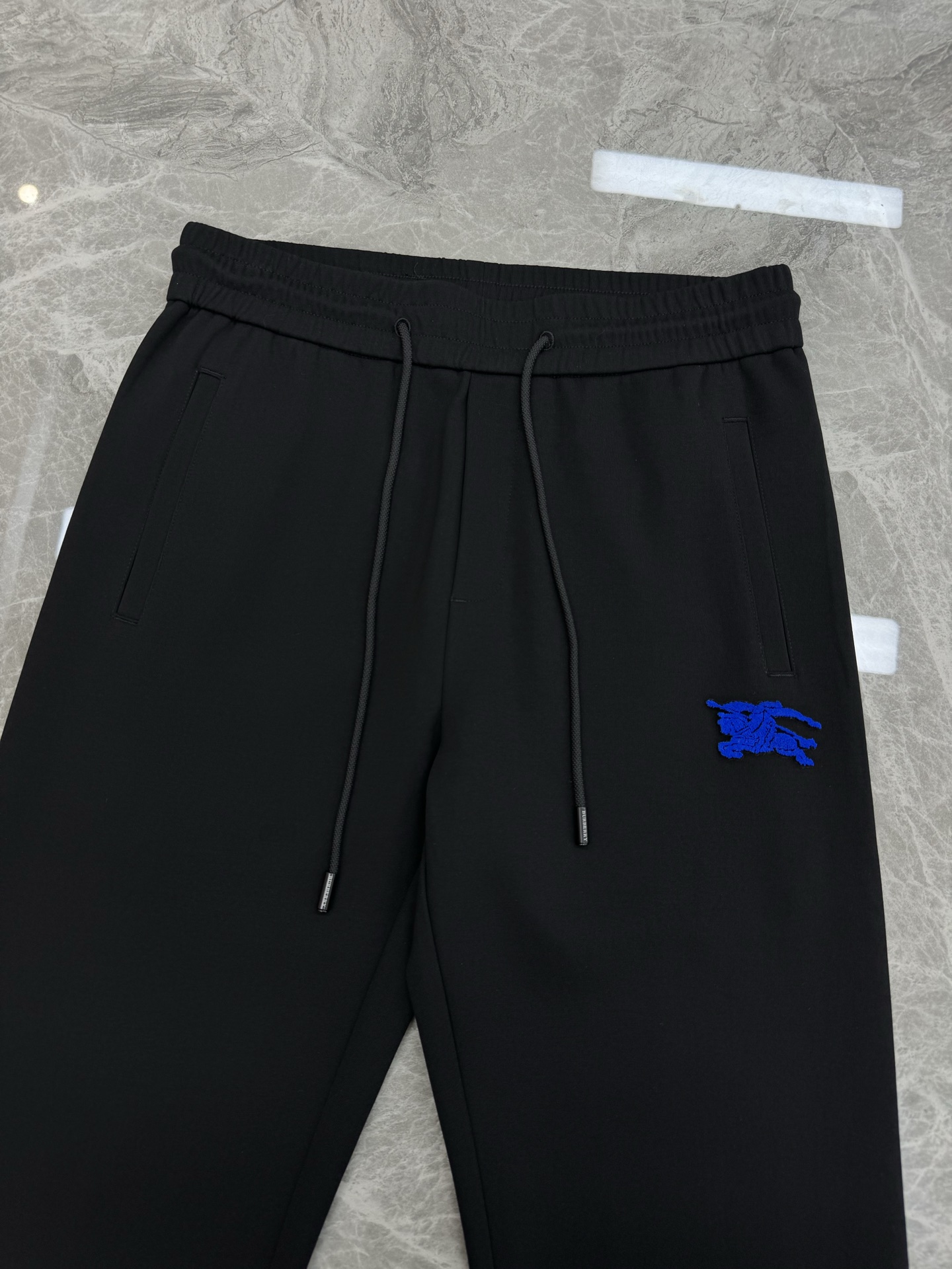 BBR巴宝莉25s男士休闲裤.两侧无缝设计.口袋下方品牌战马植绒立体图形工艺.新品蓝色战马.简单高级.面