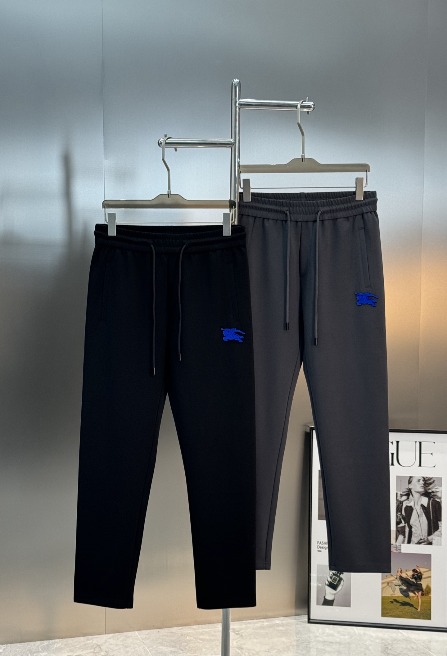 BBR巴宝莉25s男士休闲裤.两侧无缝设计.口袋下方品牌战马植绒立体图形工艺.新品蓝色战马.简单高级.面