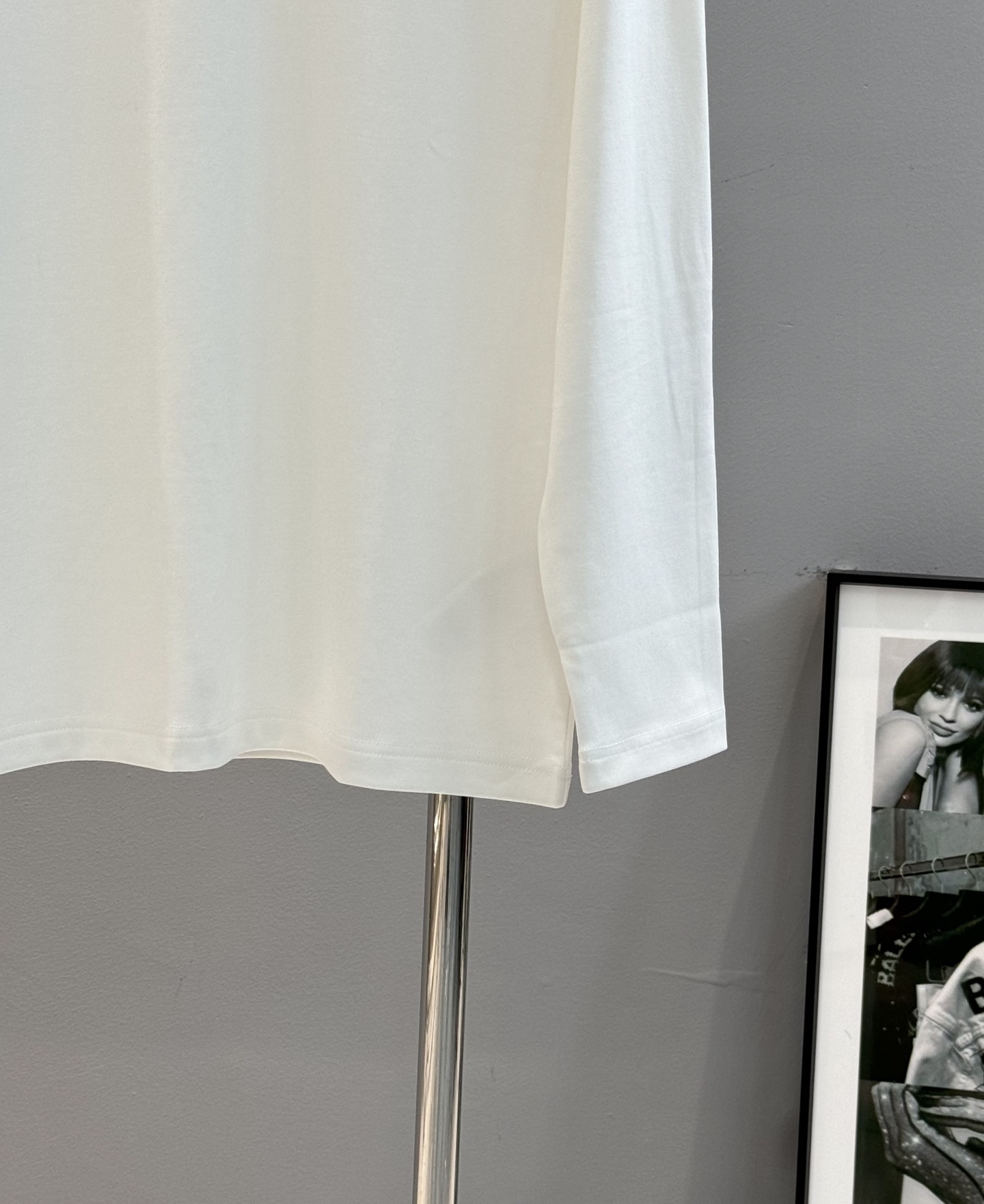 PRADA25s新品莫代尔长袖T恤.领口订织设计.搭载Prada-LOGO刺绣🪡.工艺呈现品牌形象.品牌