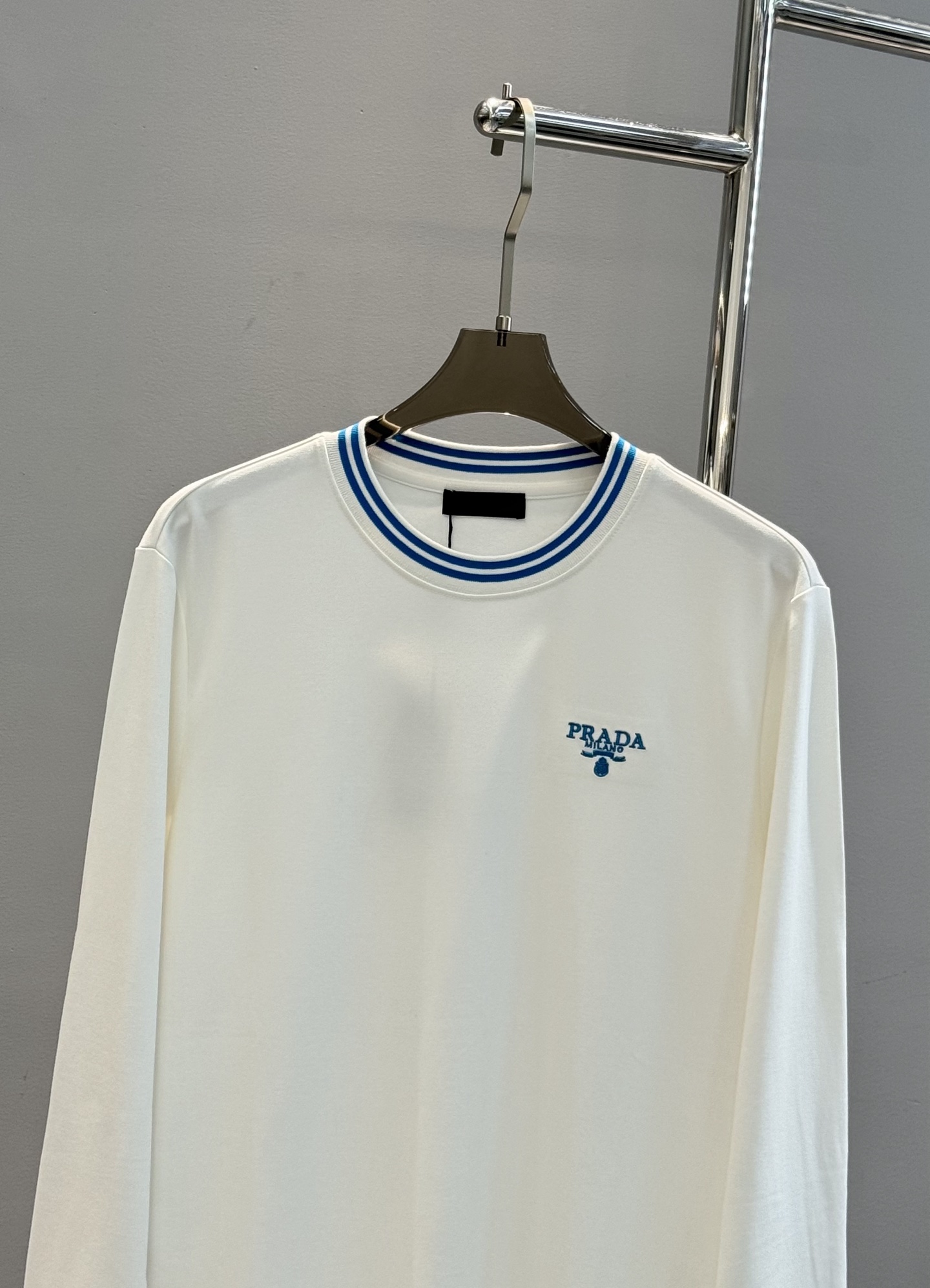 PRADA25s新品莫代尔长袖T恤.领口订织设计.搭载Prada-LOGO刺绣🪡.工艺呈现品牌形象.品牌