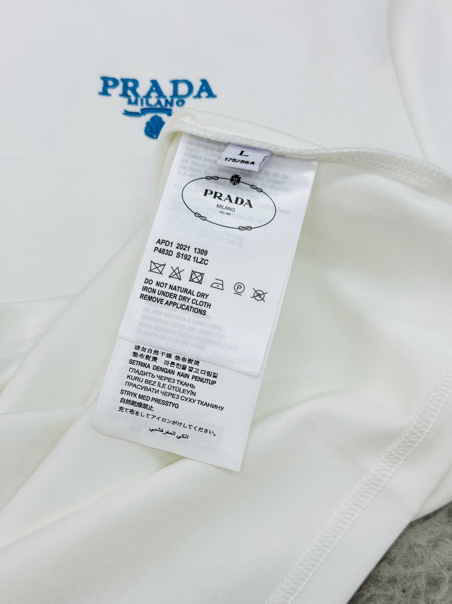 PRADA25s新品莫代尔长袖T恤.领口订织设计.搭载Prada-LOGO刺绣🪡.工艺呈现品牌形象.品牌