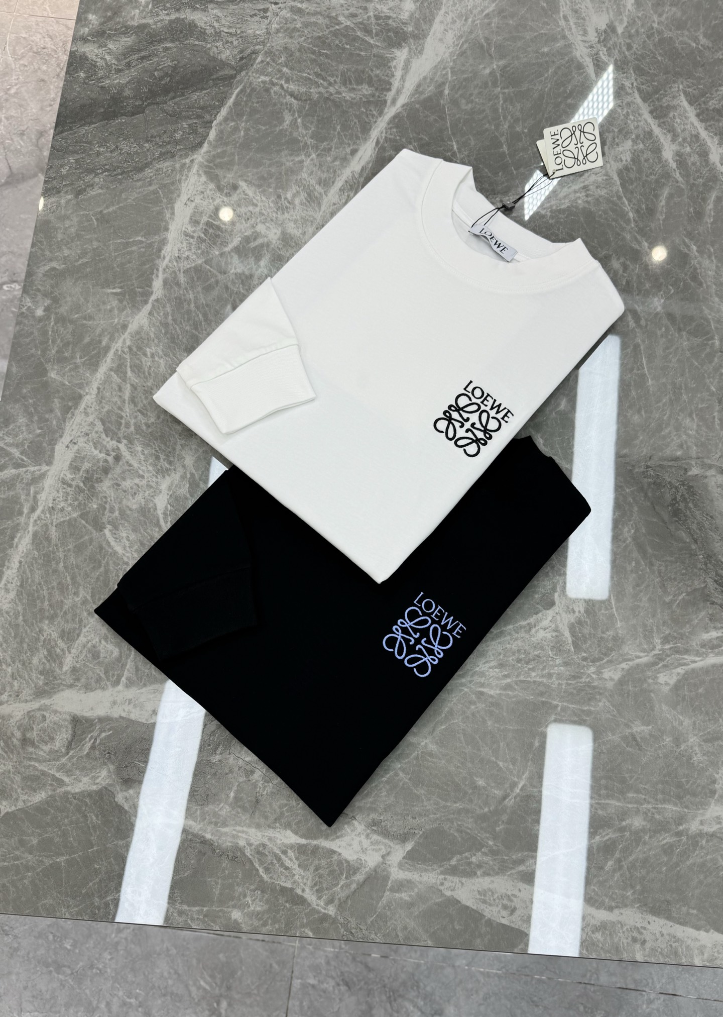 LOEWE罗意威25s新款长袖T恤.干净清爽款❤️男女同款！宽松版型真的很迷人.胸口精致3D绣花.潮流时
