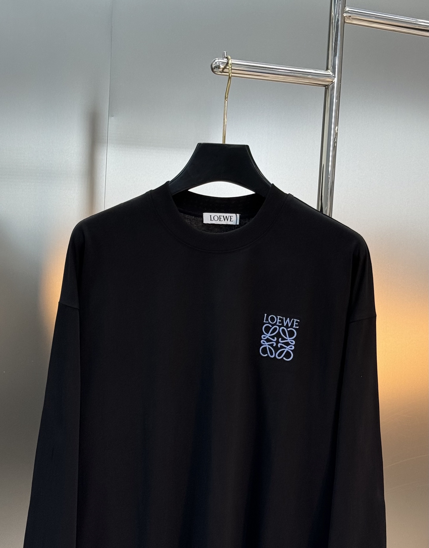 LOEWE罗意威25s新款长袖T恤.干净清爽款❤️男女同款！宽松版型真的很迷人.胸口精致3D绣花.潮流时