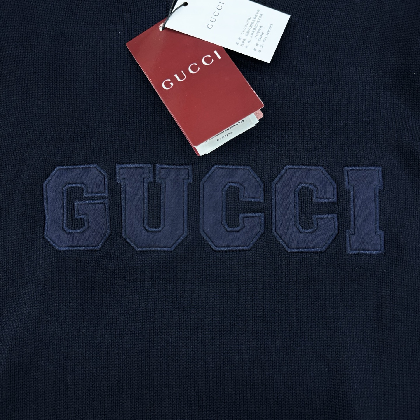 Gucci25s新品原单毛衣.Gucci这款深蓝色和灰色毛衣，柔软针织材质，正面有品牌字母刺绣，简约又有