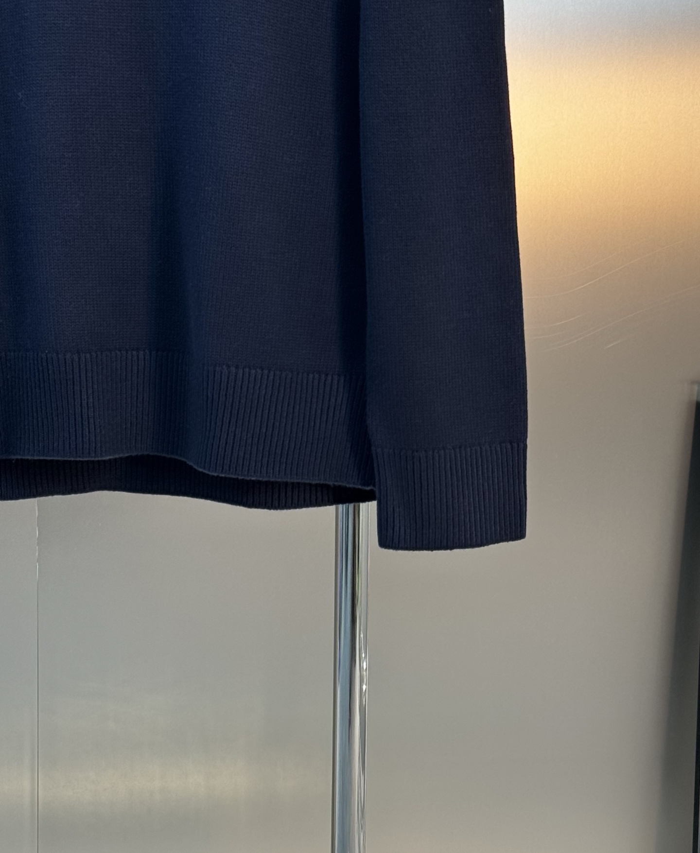 Gucci25s新品原单毛衣.Gucci这款深蓝色和灰色毛衣，柔软针织材质，正面有品牌字母刺绣，简约又有