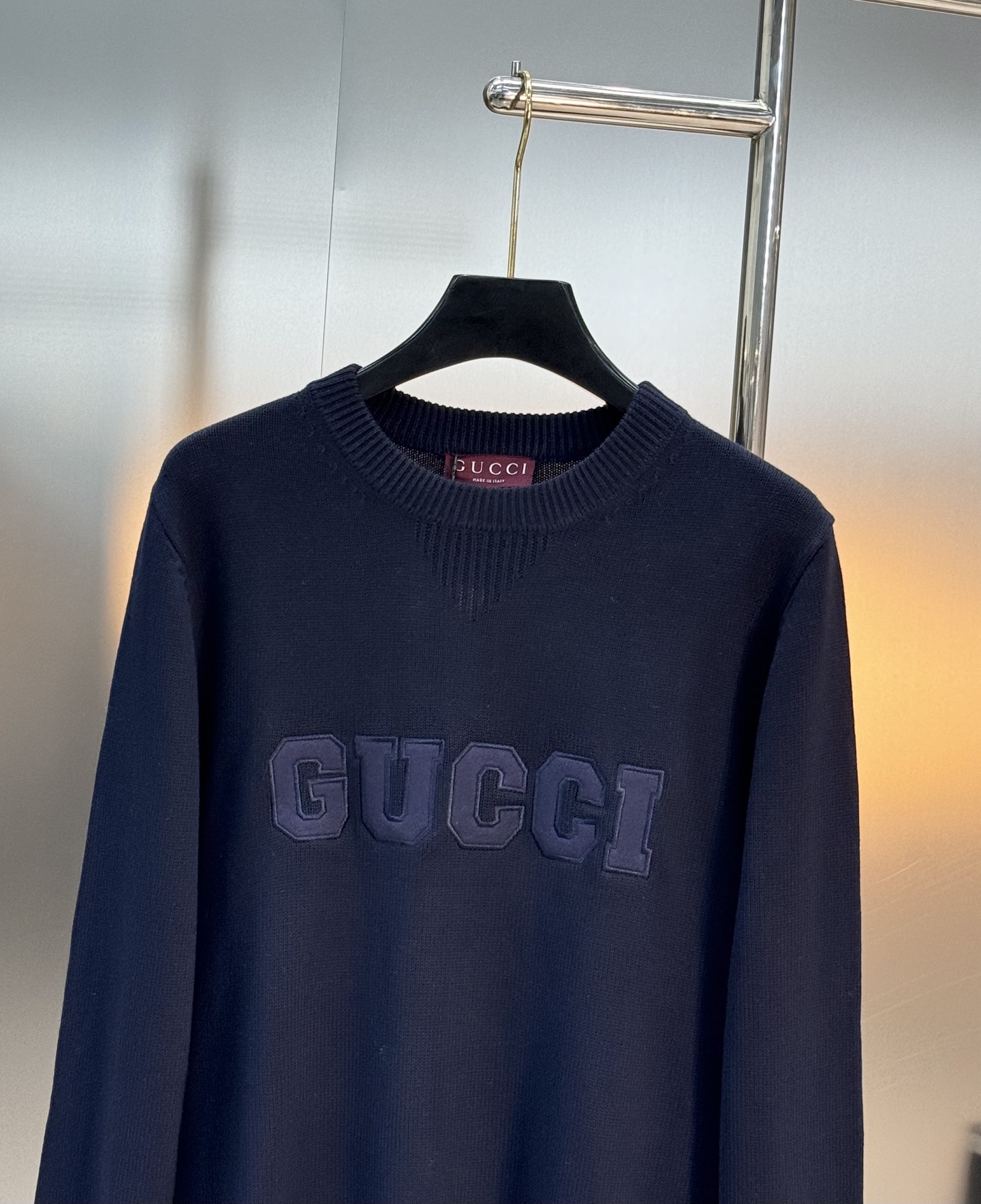 Gucci25s新品原单毛衣.Gucci这款深蓝色和灰色毛衣，柔软针织材质，正面有品牌字母刺绣，简约又有
