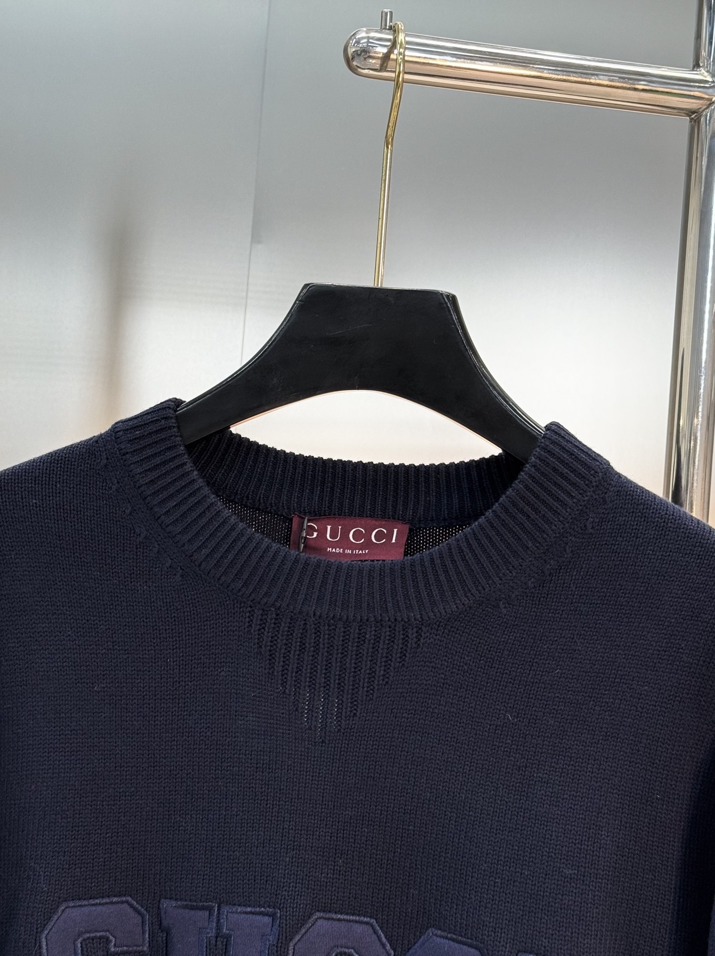 Gucci25s新品原单毛衣.Gucci这款深蓝色和灰色毛衣，柔软针织材质，正面有品牌字母刺绣，简约又有