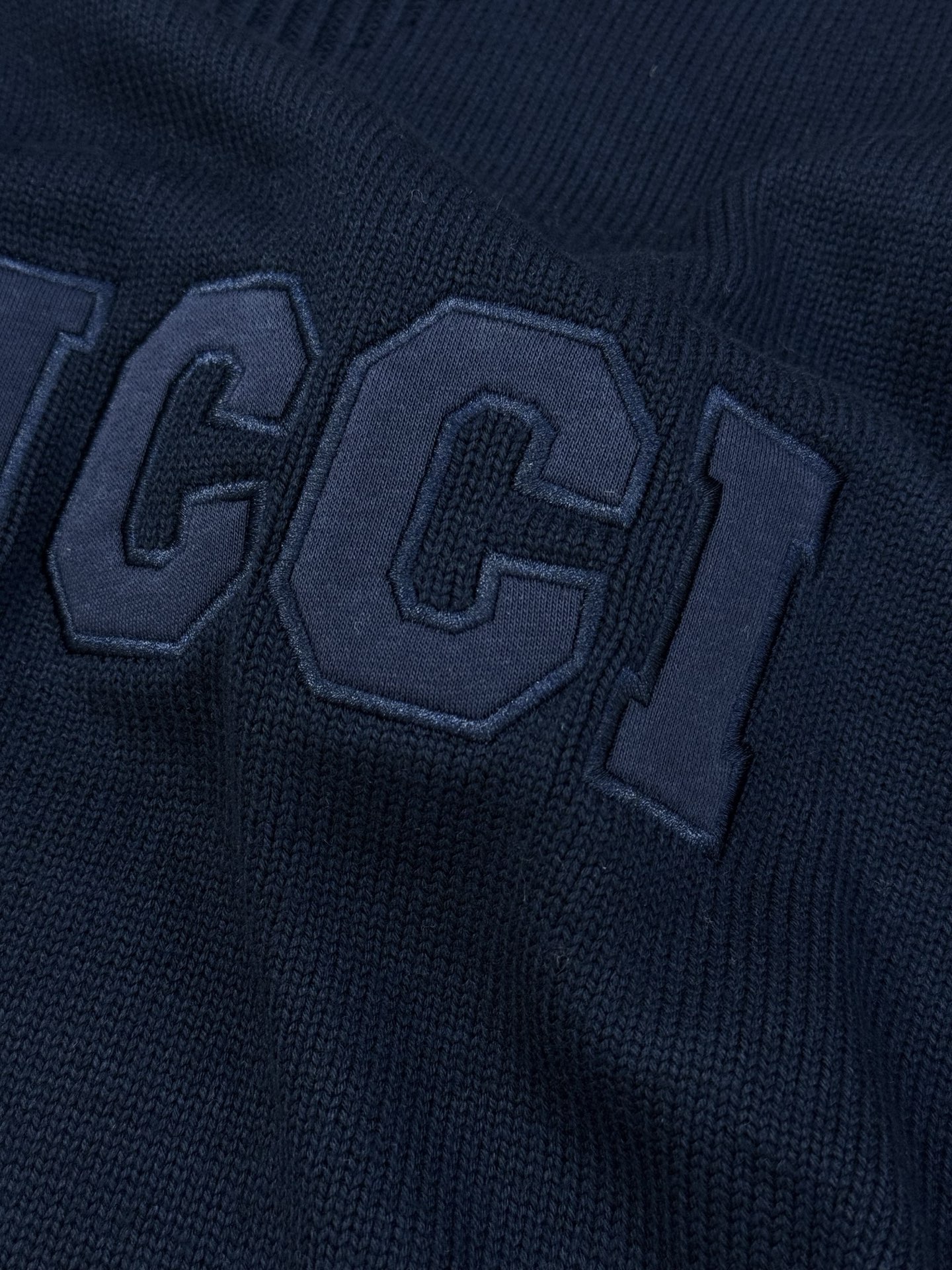 Gucci25s新品原单毛衣.Gucci这款深蓝色和灰色毛衣，柔软针织材质，正面有品牌字母刺绣，简约又有