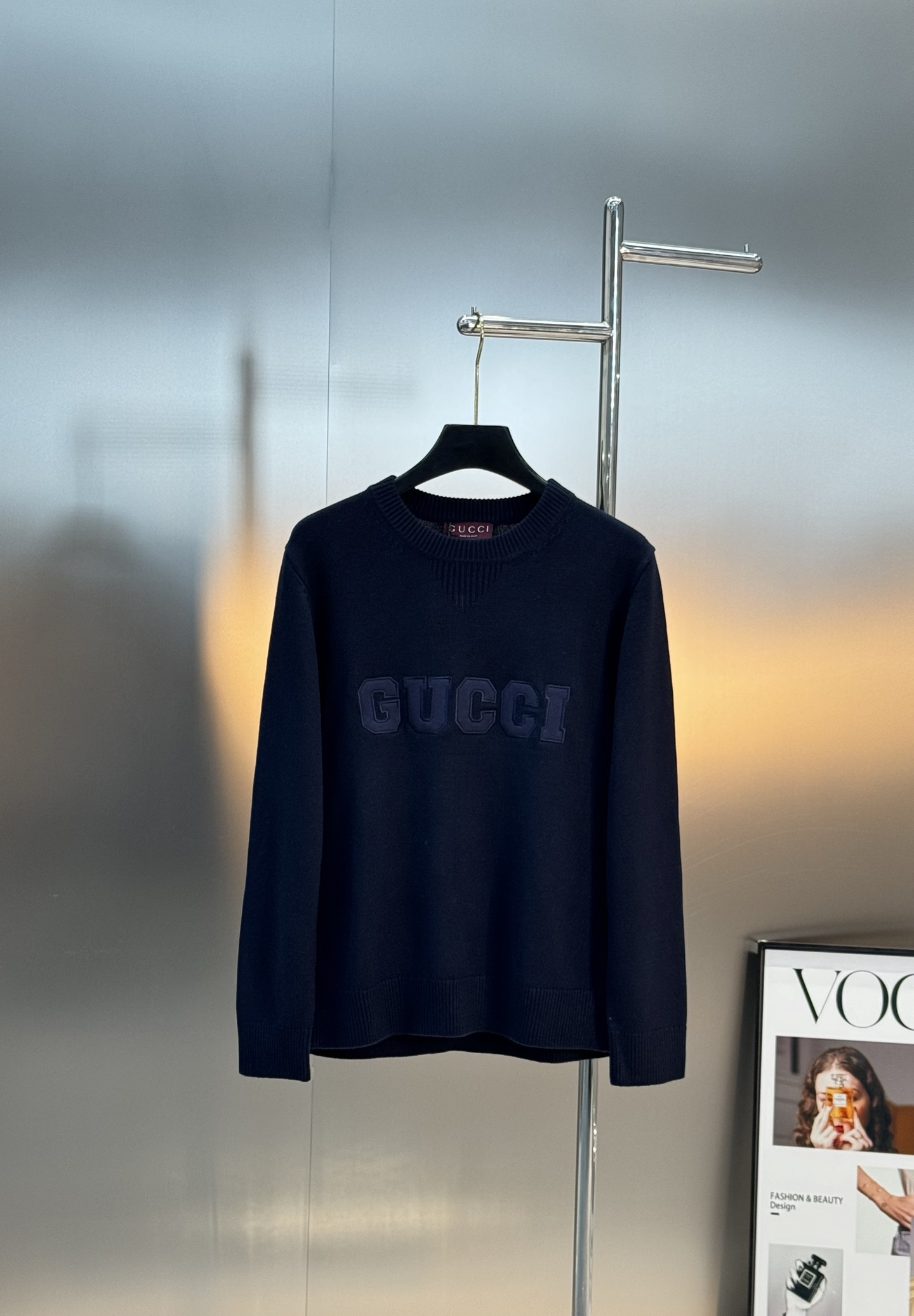 Gucci25s新品原单毛衣.Gucci这款深蓝色和灰色毛衣，柔软针织材质，正面有品牌字母刺绣，简约又有