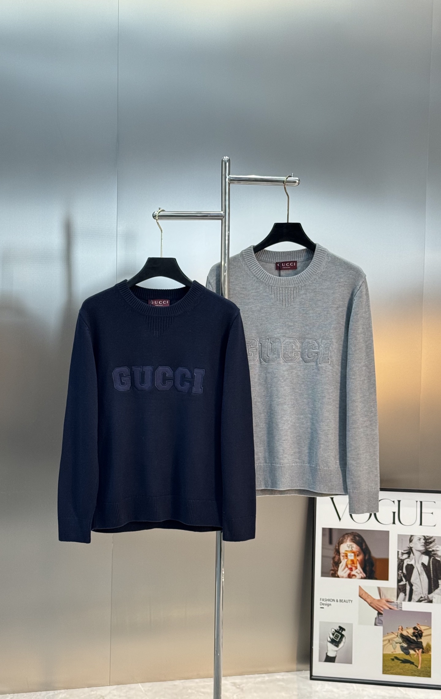 Gucci25s新品原单毛衣.Gucci这款深蓝色和灰色毛衣，柔软针织材质，正面有品牌字母刺绣，简约又有