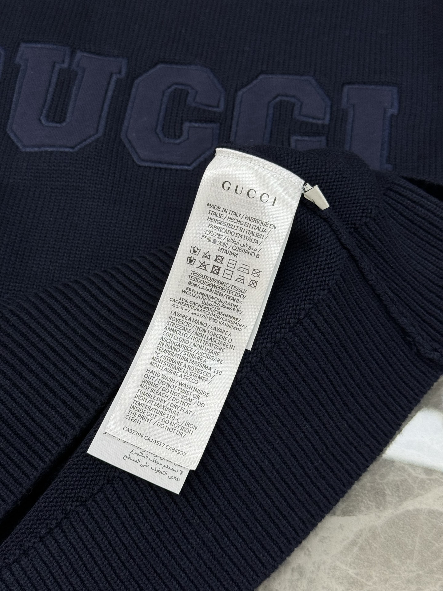 Gucci25s新品原单毛衣.Gucci这款深蓝色和灰色毛衣，柔软针织材质，正面有品牌字母刺绣，简约又有