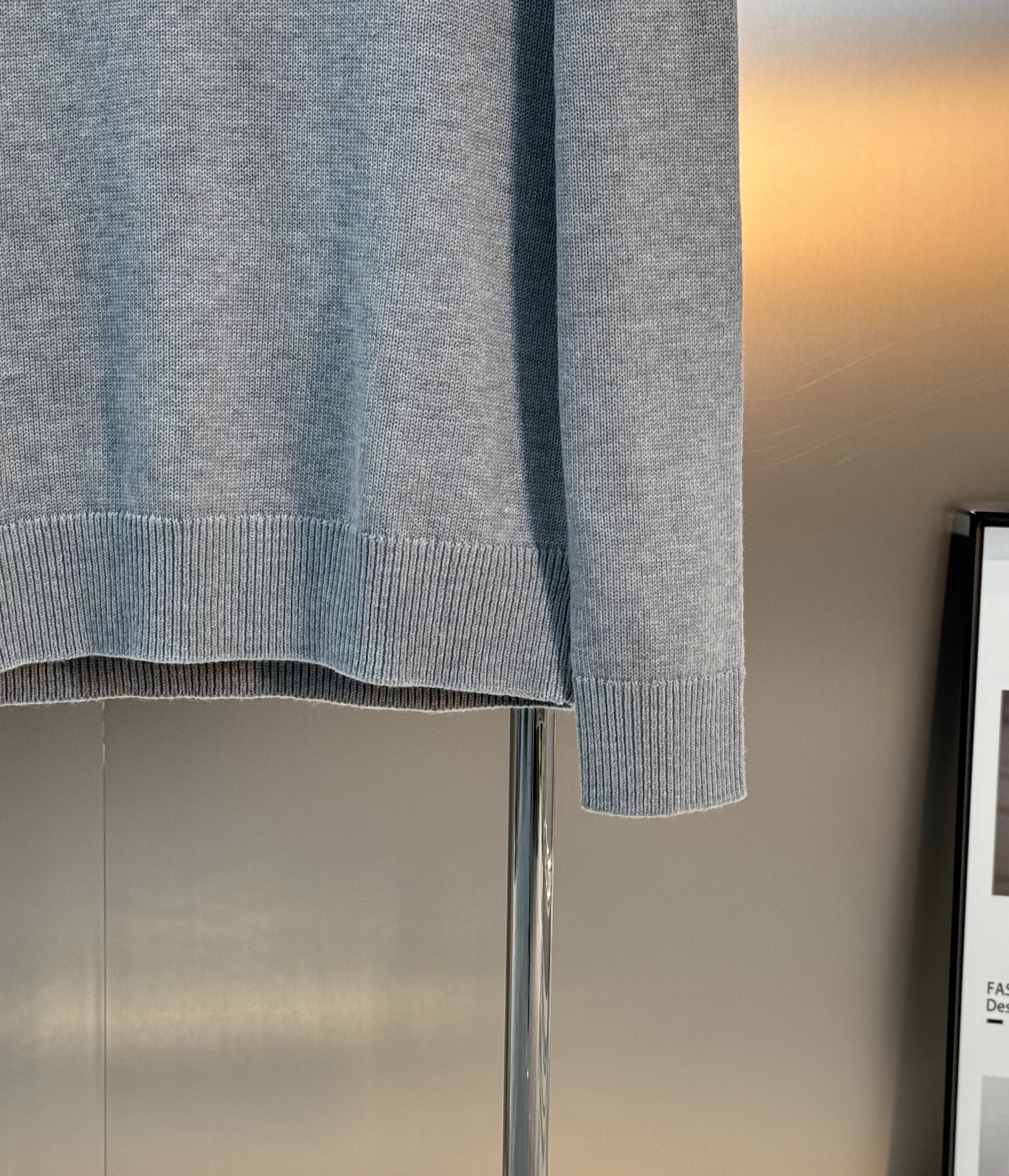 Gucci25s新品原单毛衣.Gucci这款深蓝色和灰色毛衣，柔软针织材质，正面有品牌字母刺绣，简约又有