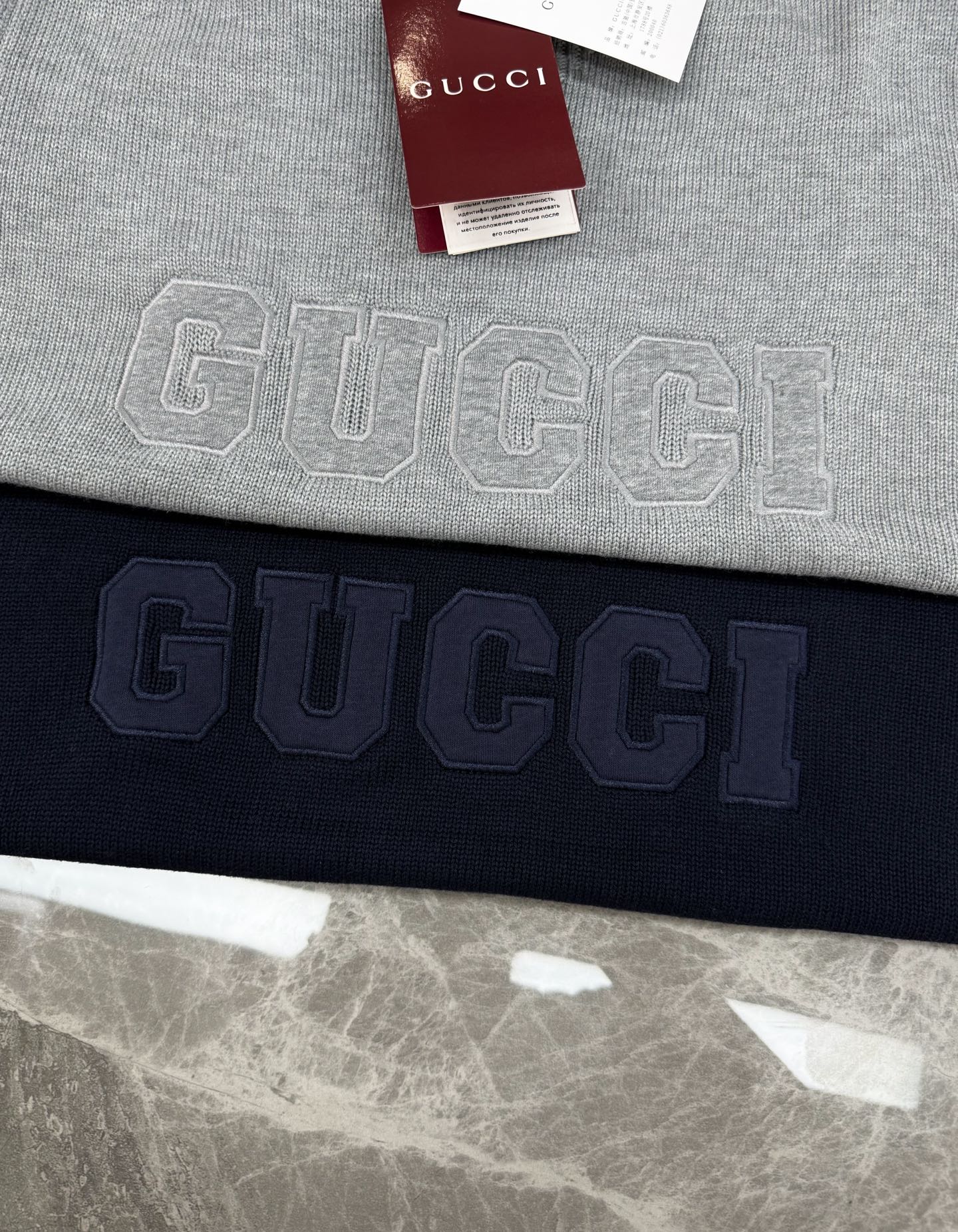 Gucci25s新品原单毛衣.Gucci这款深蓝色和灰色毛衣，柔软针织材质，正面有品牌字母刺绣，简约又有