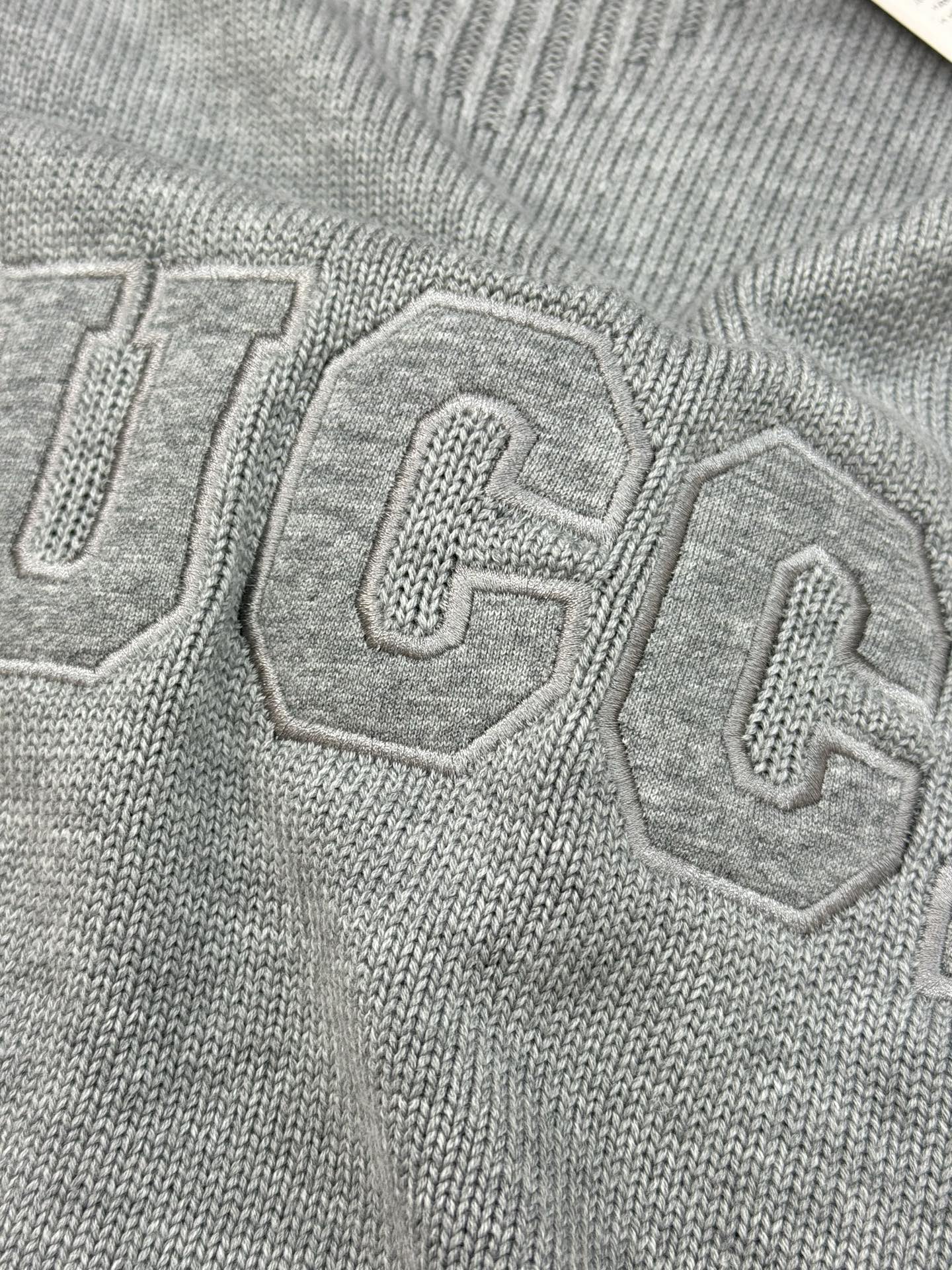 Gucci25s新品原单毛衣.Gucci这款深蓝色和灰色毛衣，柔软针织材质，正面有品牌字母刺绣，简约又有