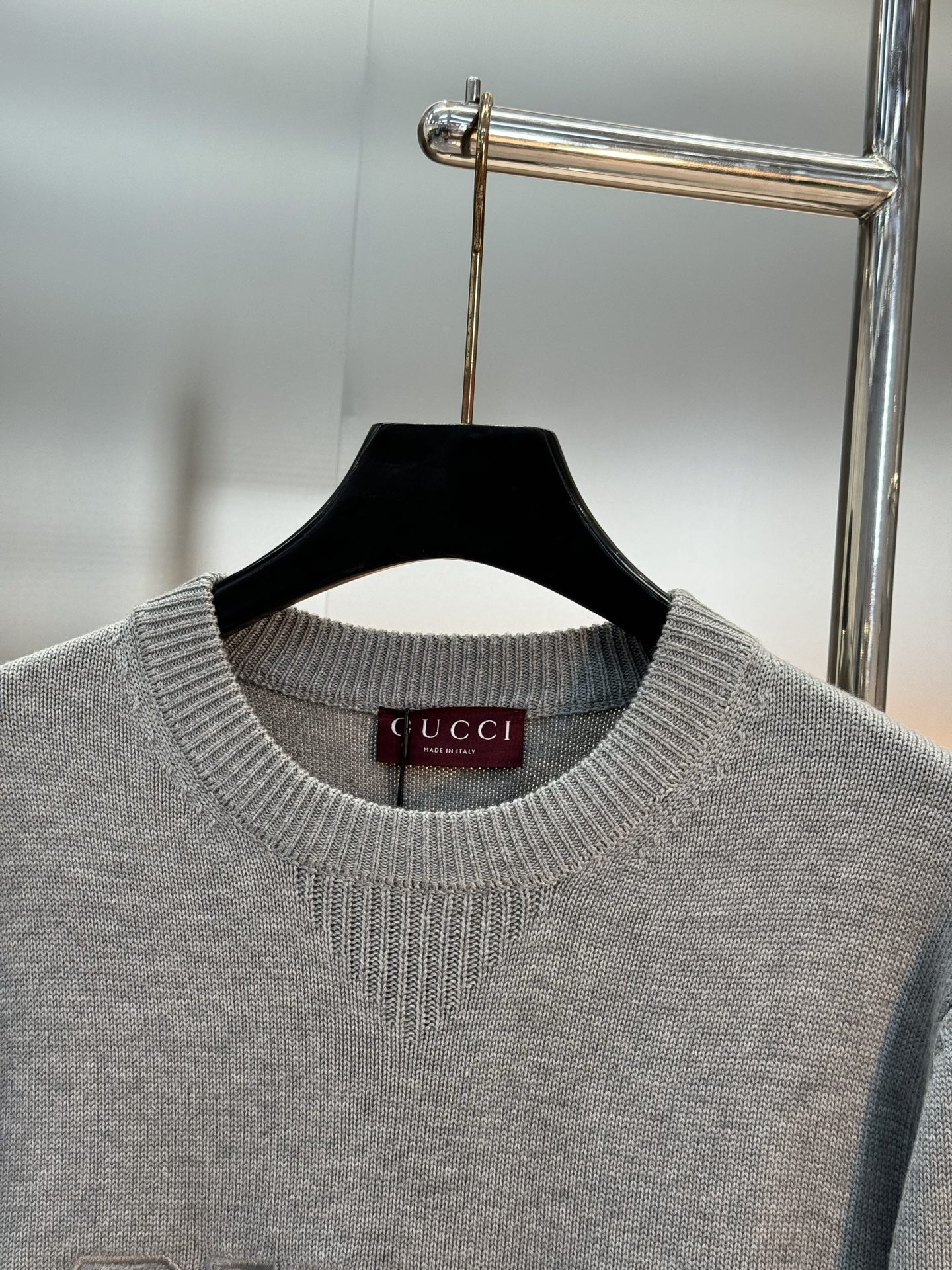 Gucci25s新品原单毛衣.Gucci这款深蓝色和灰色毛衣，柔软针织材质，正面有品牌字母刺绣，简约又有