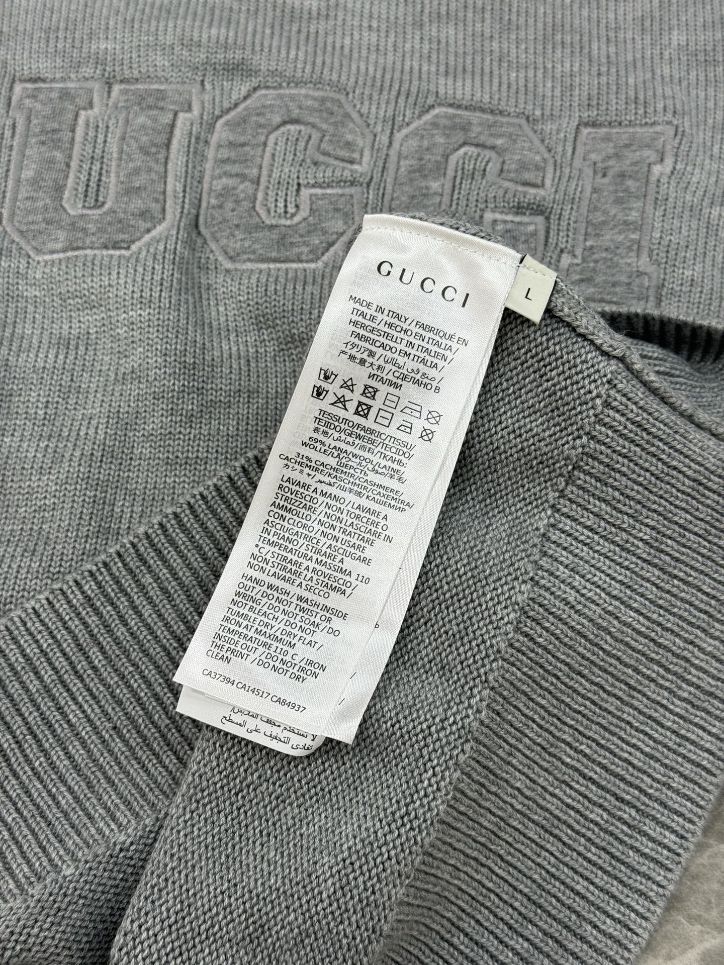 Gucci25s新品原单毛衣.Gucci这款深蓝色和灰色毛衣，柔软针织材质，正面有品牌字母刺绣，简约又有