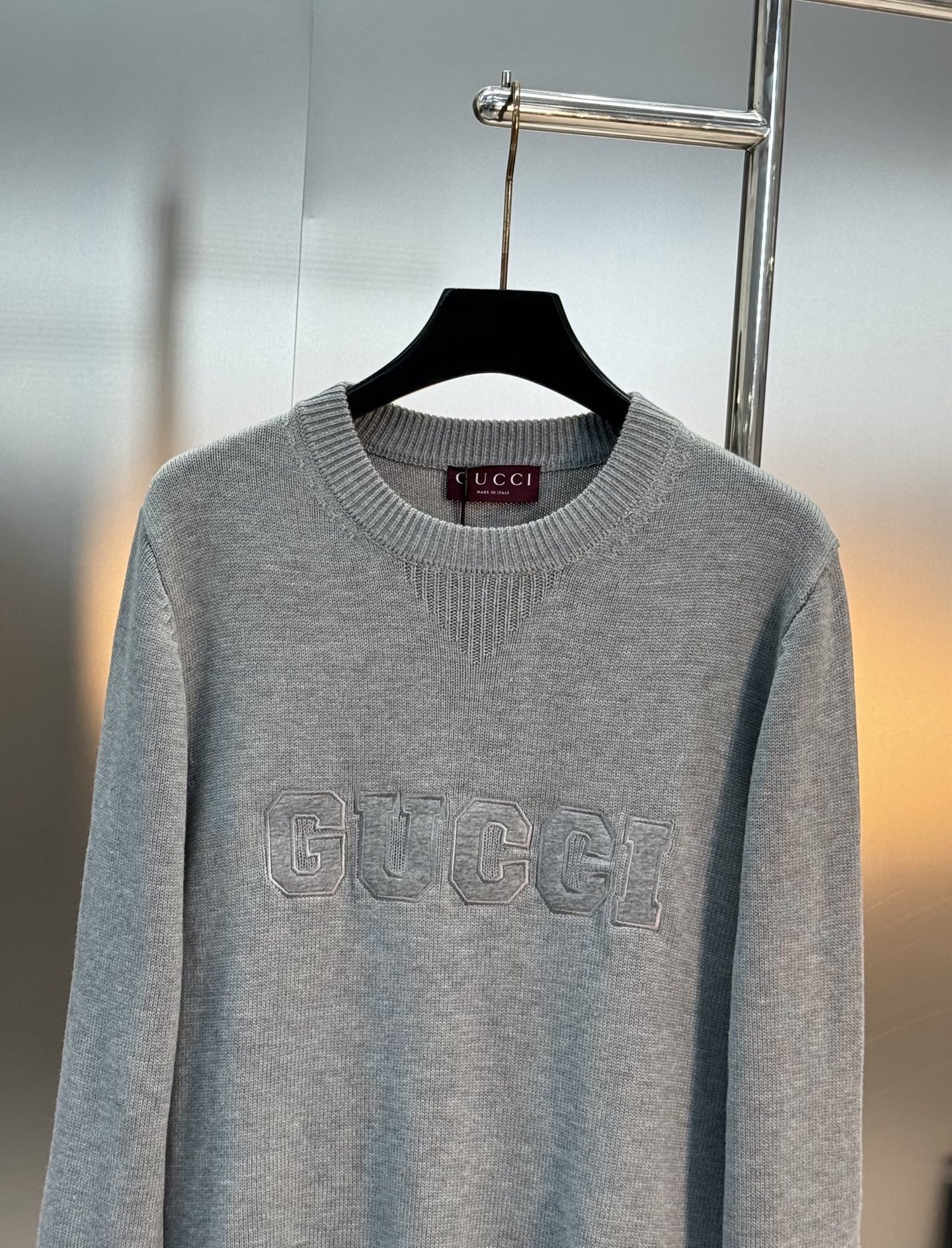 Gucci25s新品原单毛衣.Gucci这款深蓝色和灰色毛衣，柔软针织材质，正面有品牌字母刺绣，简约又有