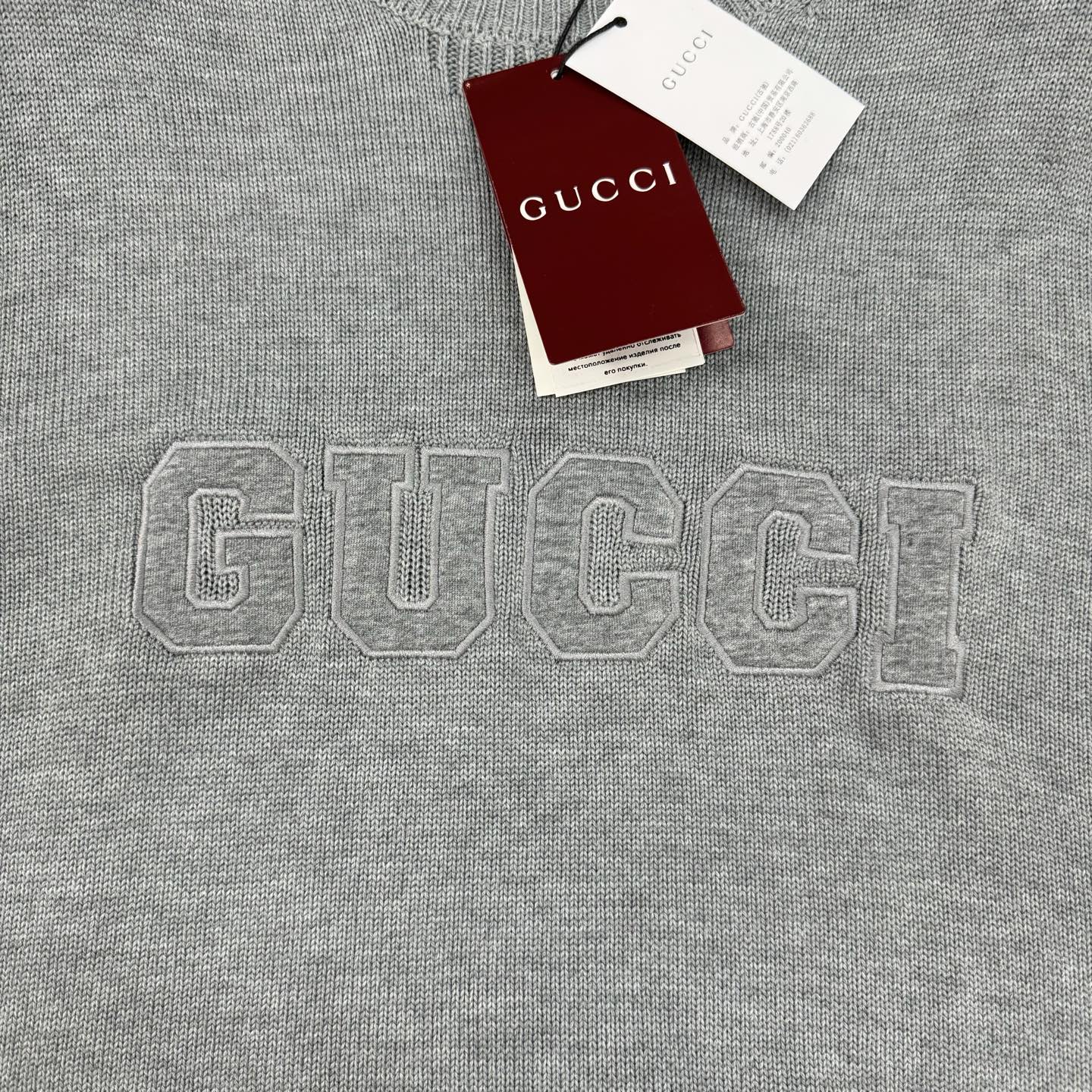 Gucci25s新品原单毛衣.Gucci这款深蓝色和灰色毛衣，柔软针织材质，正面有品牌字母刺绣，简约又有