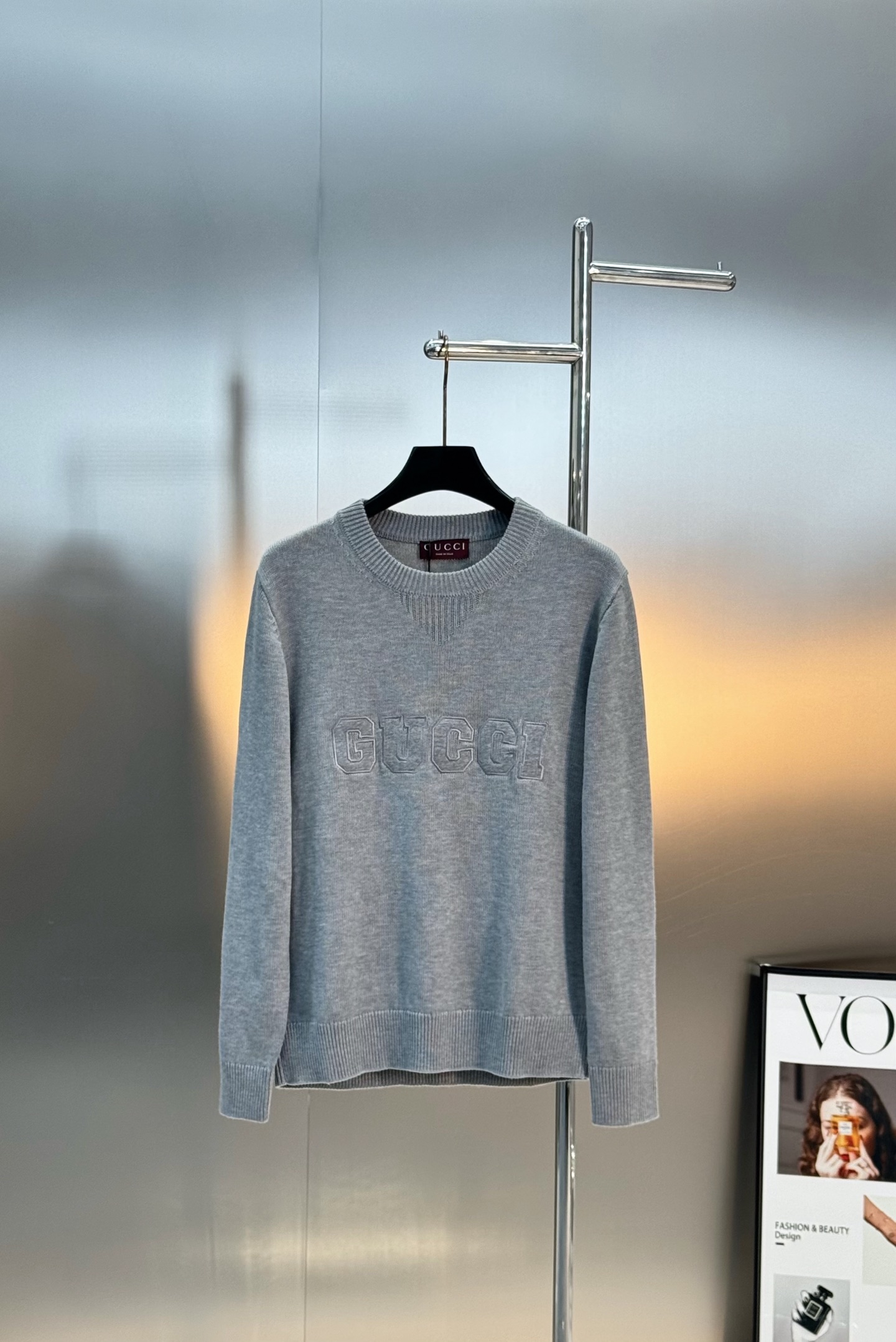 Gucci25s新品原单毛衣.Gucci这款深蓝色和灰色毛衣，柔软针织材质，正面有品牌字母刺绣，简约又有