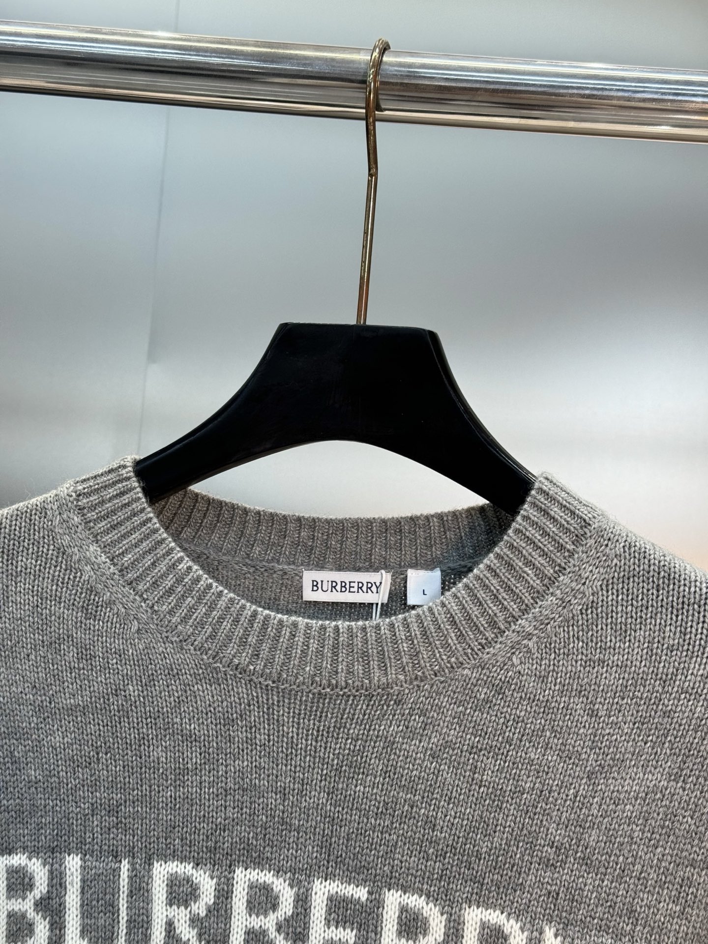 Gucci25s新品原单毛衣.Gucci这款深蓝色和灰色毛衣，柔软针织材质，正面有品牌字母刺绣，简约又有