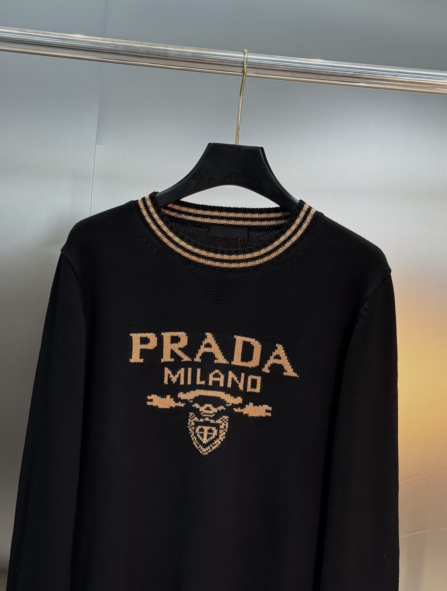 Prada 黑色提花毛衣.原单推荐.这款黑色提花毛杉.柔软针织羊毛混纺面料，舒适又保暖。正面“PRADA