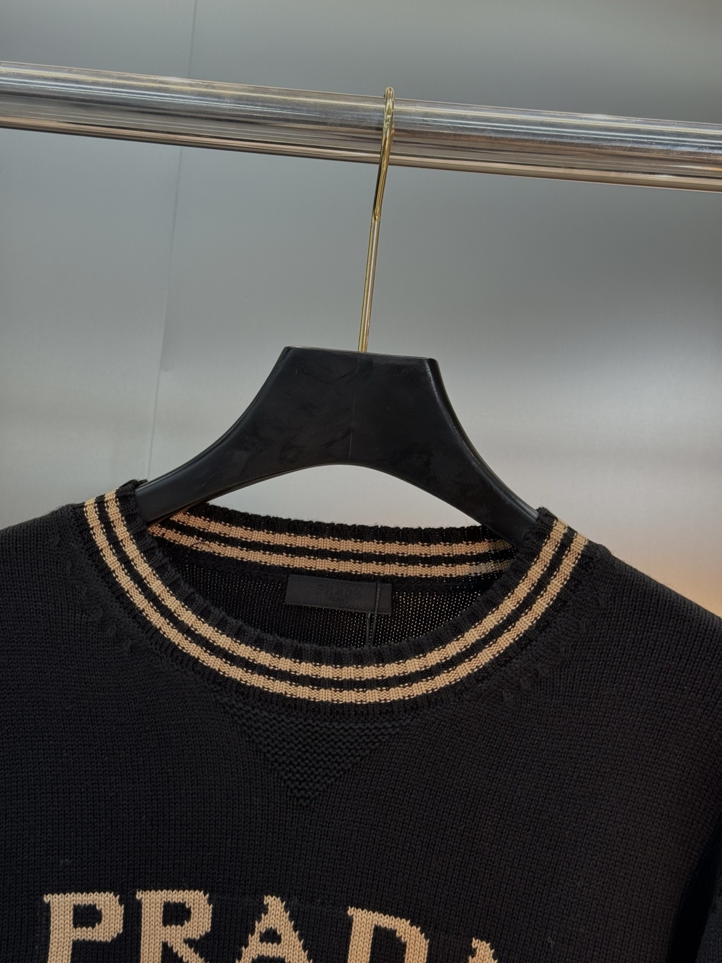 Prada 黑色提花毛衣.原单推荐.这款黑色提花毛杉.柔软针织羊毛混纺面料，舒适又保暖。正面“PRADA