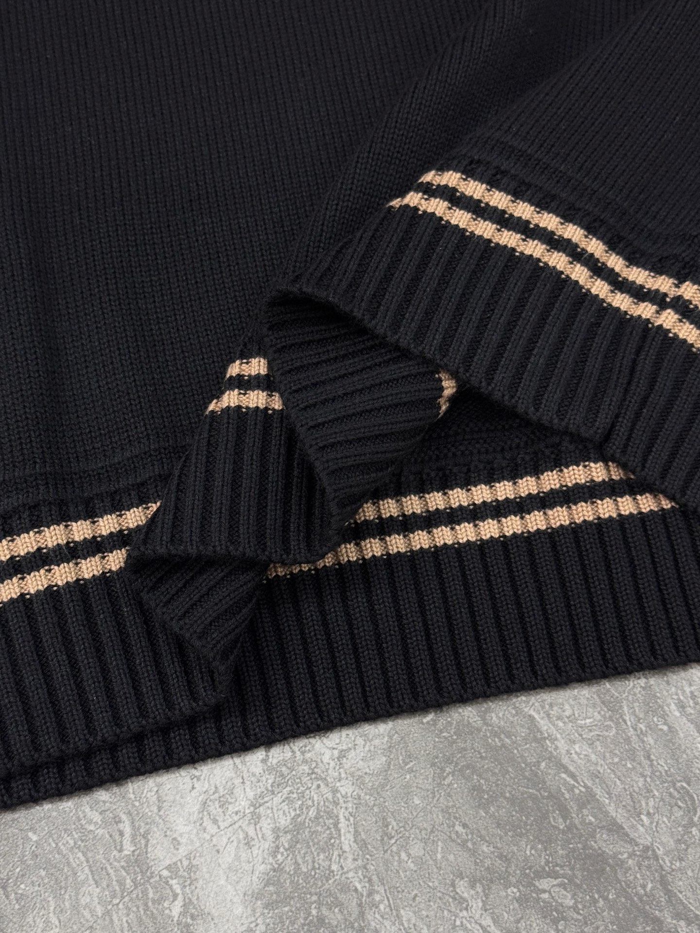 Prada 黑色提花毛衣.原单推荐.这款黑色提花毛杉.柔软针织羊毛混纺面料，舒适又保暖。正面“PRADA