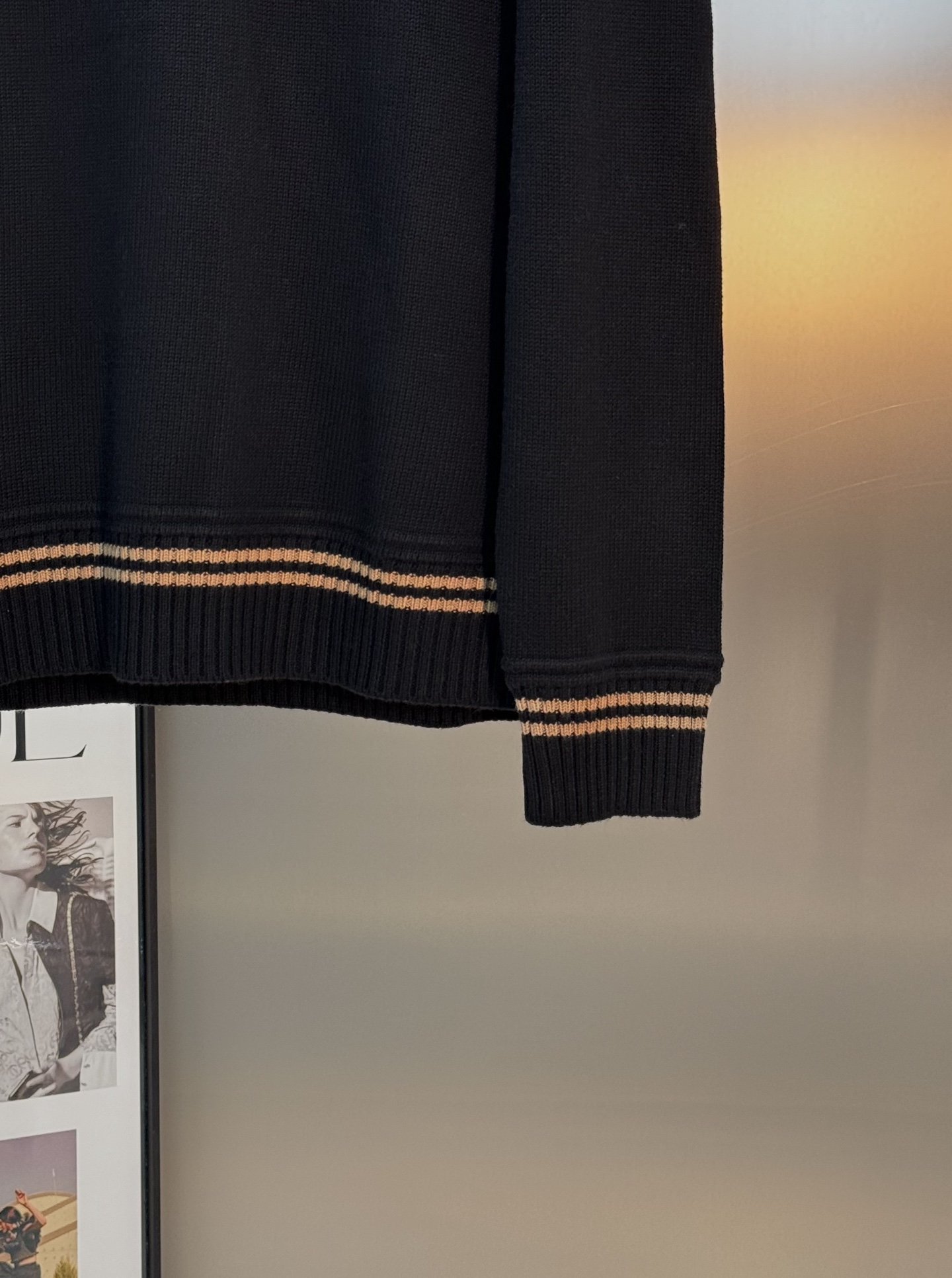 Prada 黑色提花毛衣.原单推荐.这款黑色提花毛杉.柔软针织羊毛混纺面料，舒适又保暖。正面“PRADA