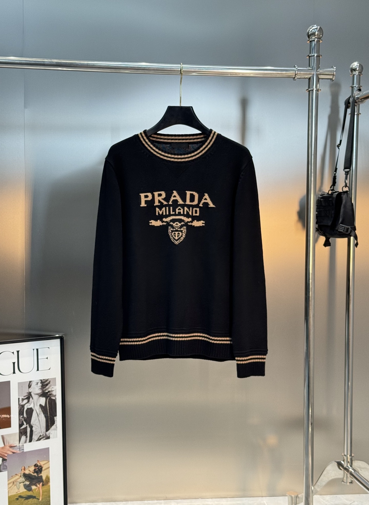 Prada 黑色提花毛衣.原单推荐.这款黑色提花毛杉.柔软针织羊毛混纺面料，舒适又保暖。正面“PRADA