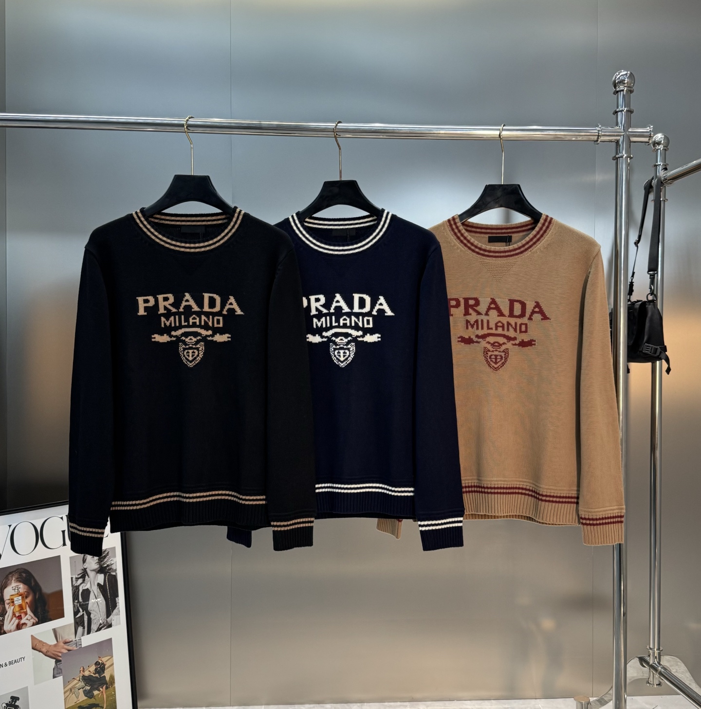 Prada 黑色提花毛衣.原单推荐.这款黑色提花毛杉.柔软针织羊毛混纺面料，舒适又保暖。正面“PRADA