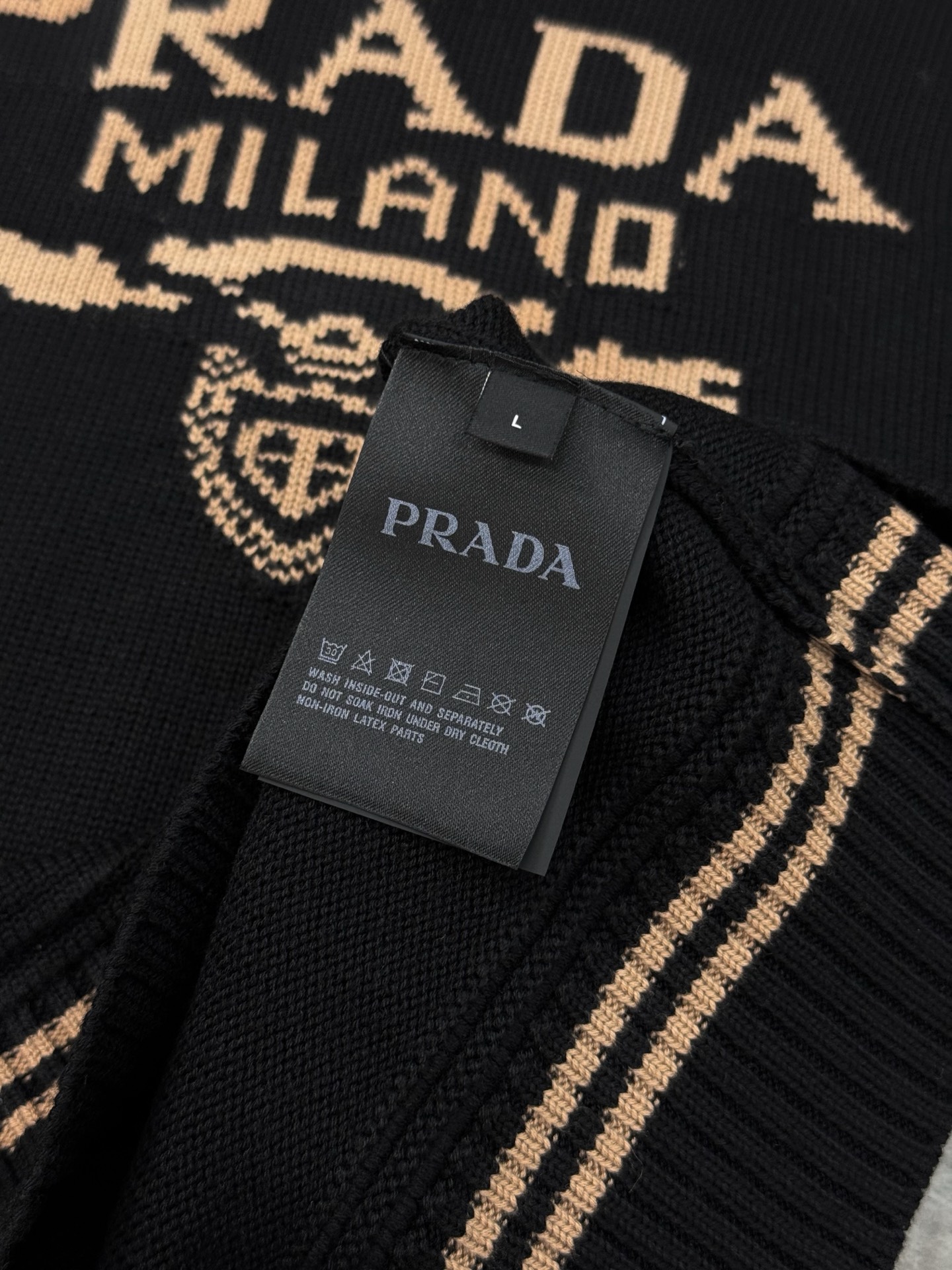 Prada 黑色提花毛衣.原单推荐.这款黑色提花毛杉.柔软针织羊毛混纺面料，舒适又保暖。正面“PRADA