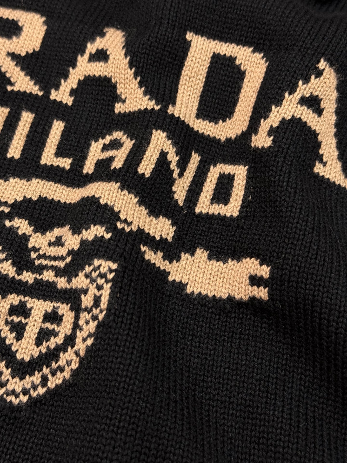 Prada 黑色提花毛衣.原单推荐.这款黑色提花毛杉.柔软针织羊毛混纺面料，舒适又保暖。正面“PRADA