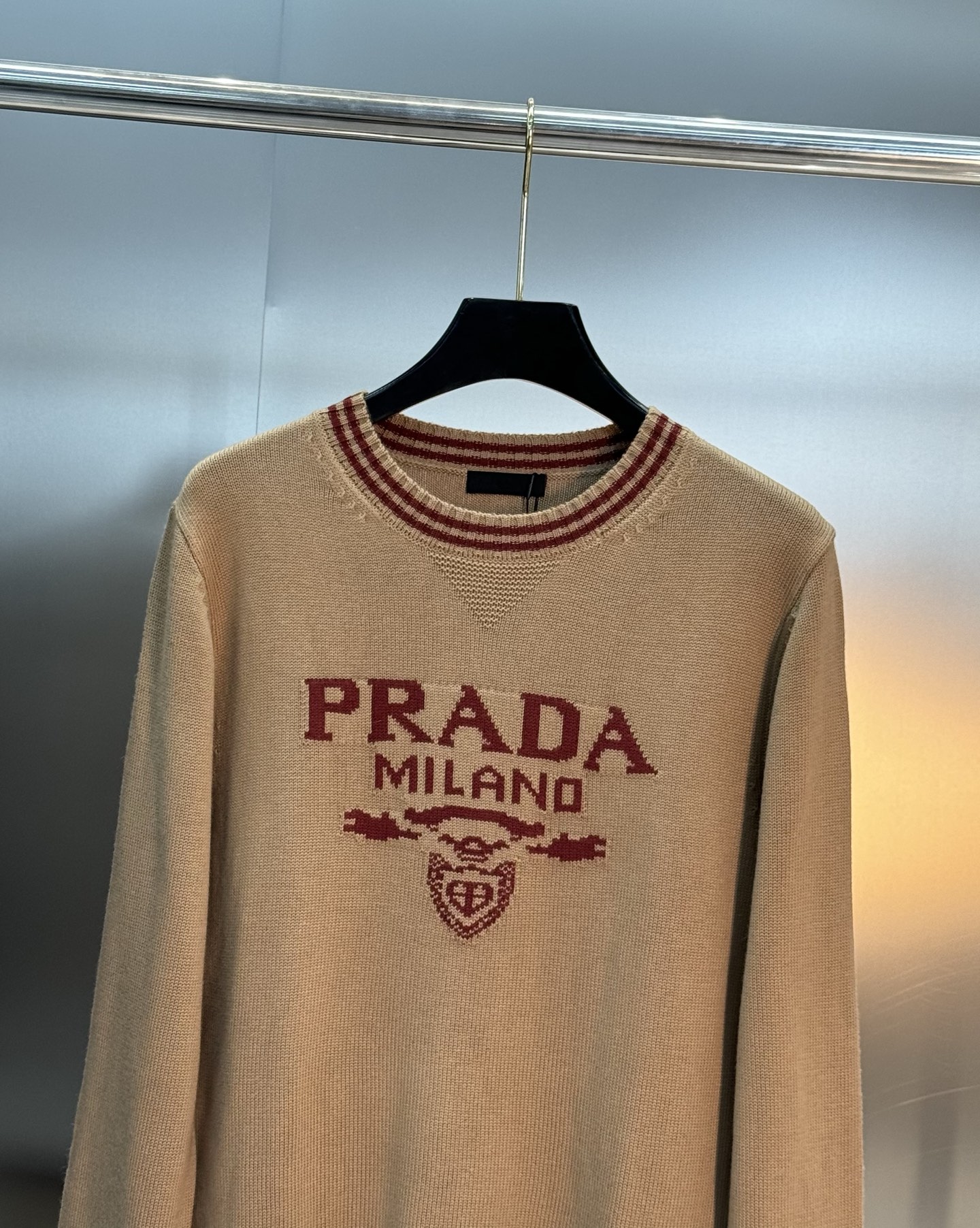 Prada 黑色提花毛衣.原单推荐.这款黑色提花毛杉.柔软针织羊毛混纺面料，舒适又保暖。正面“PRADA