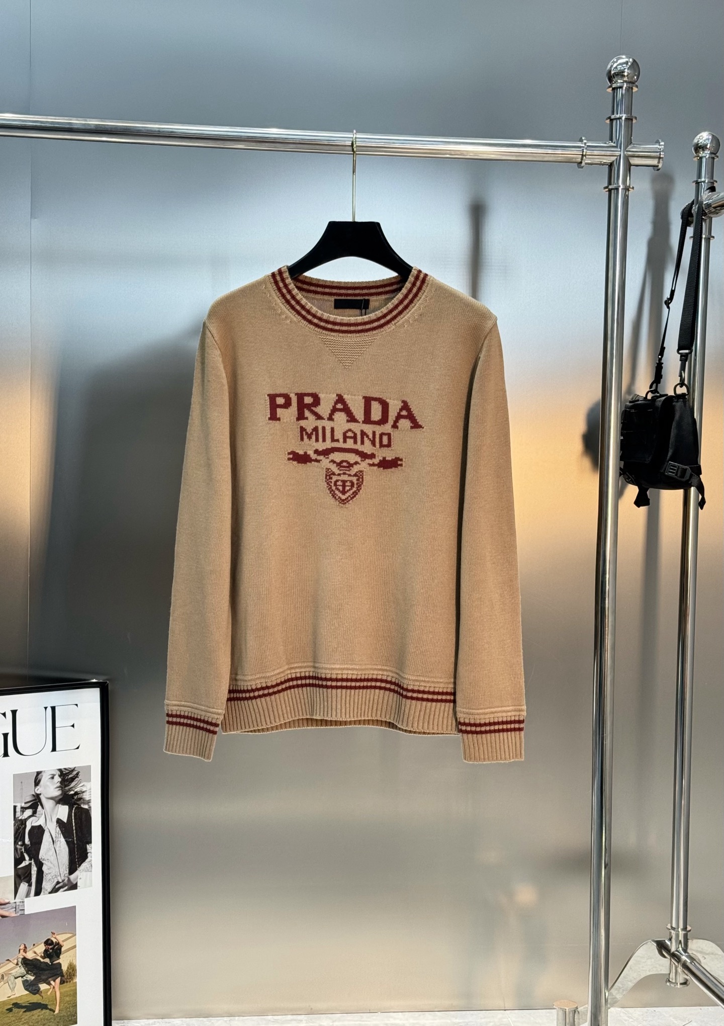 Prada 黑色提花毛衣.原单推荐.这款黑色提花毛杉.柔软针织羊毛混纺面料，舒适又保暖。正面“PRADA