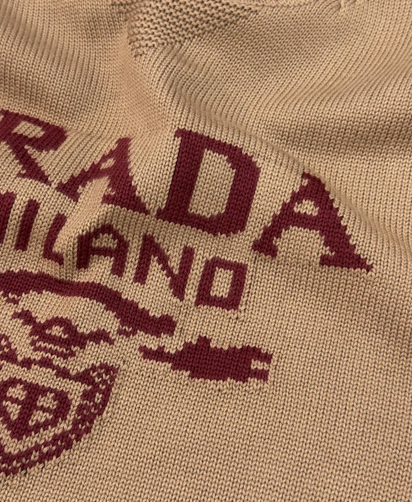 Prada 黑色提花毛衣.原单推荐.这款黑色提花毛杉.柔软针织羊毛混纺面料，舒适又保暖。正面“PRADA