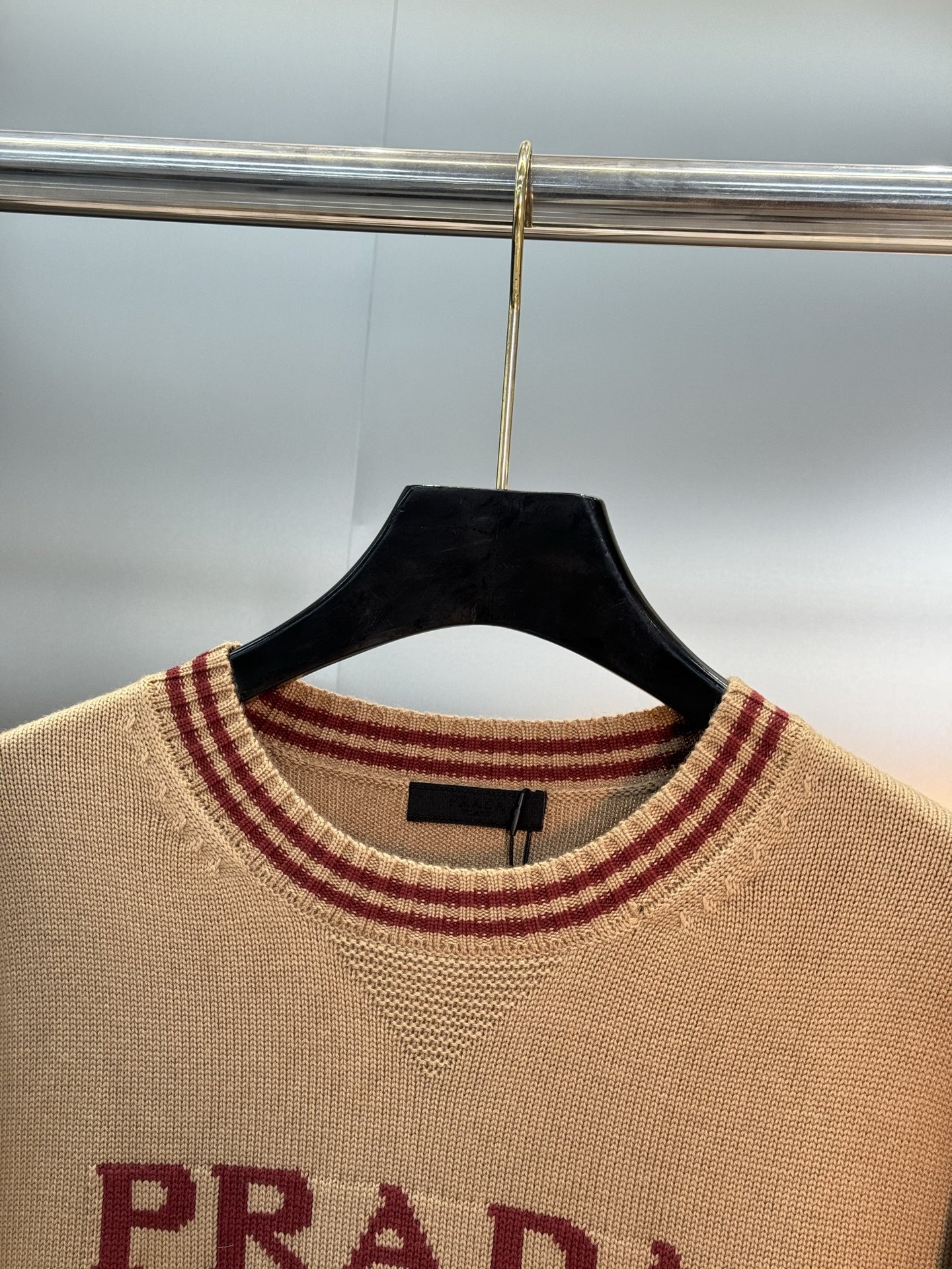 Prada 黑色提花毛衣.原单推荐.这款黑色提花毛杉.柔软针织羊毛混纺面料，舒适又保暖。正面“PRADA