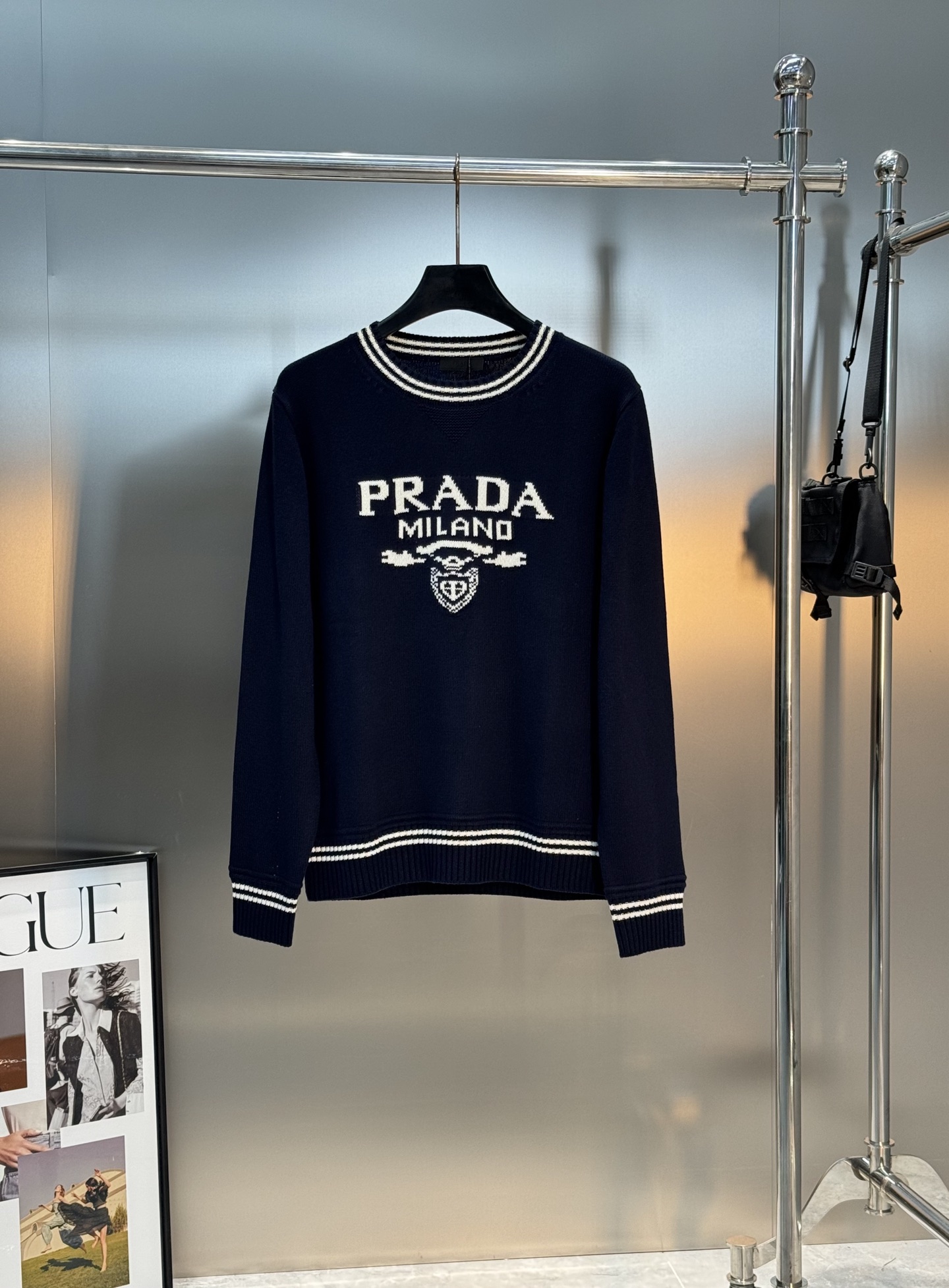 Prada 黑色提花毛衣.原单推荐.这款黑色提花毛杉.柔软针织羊毛混纺面料，舒适又保暖。正面“PRADA