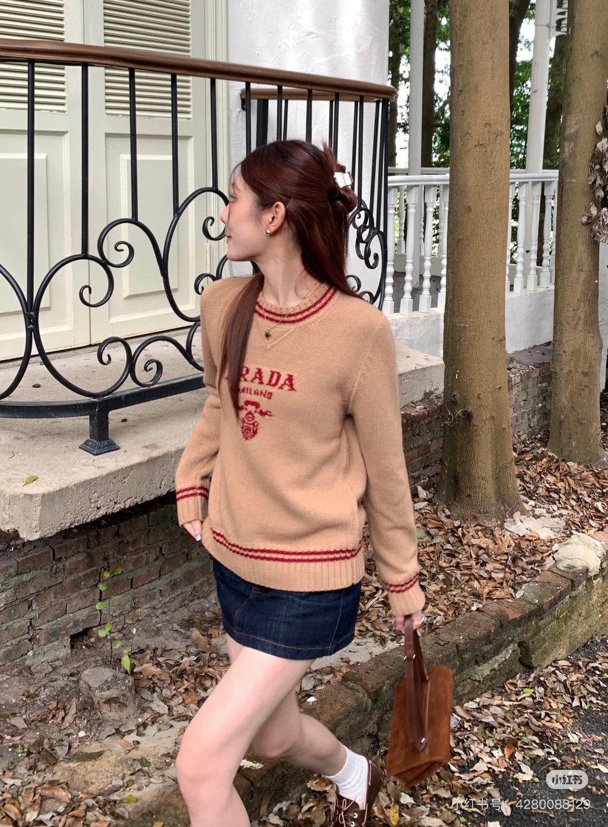 Prada 黑色提花毛衣.原单推荐.这款黑色提花毛杉.柔软针织羊毛混纺面料，舒适又保暖。正面“PRADA