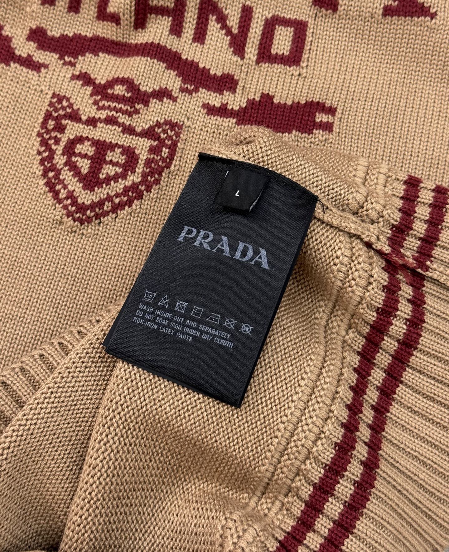 Prada 黑色提花毛衣.原单推荐.这款黑色提花毛杉.柔软针织羊毛混纺面料，舒适又保暖。正面“PRADA