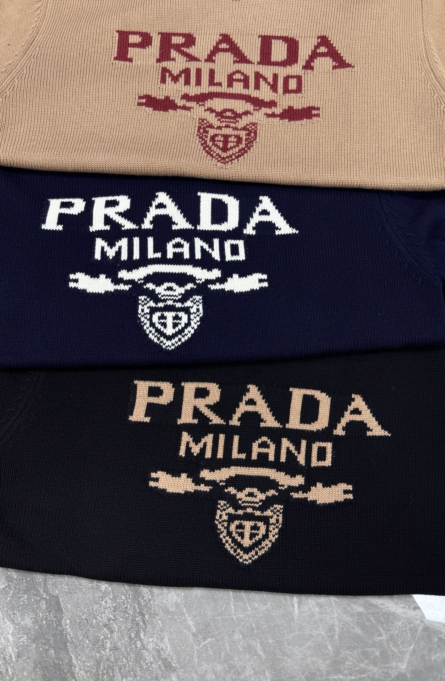 Prada 黑色提花毛衣.原单推荐.这款黑色提花毛杉.柔软针织羊毛混纺面料，舒适又保暖。正面“PRADA