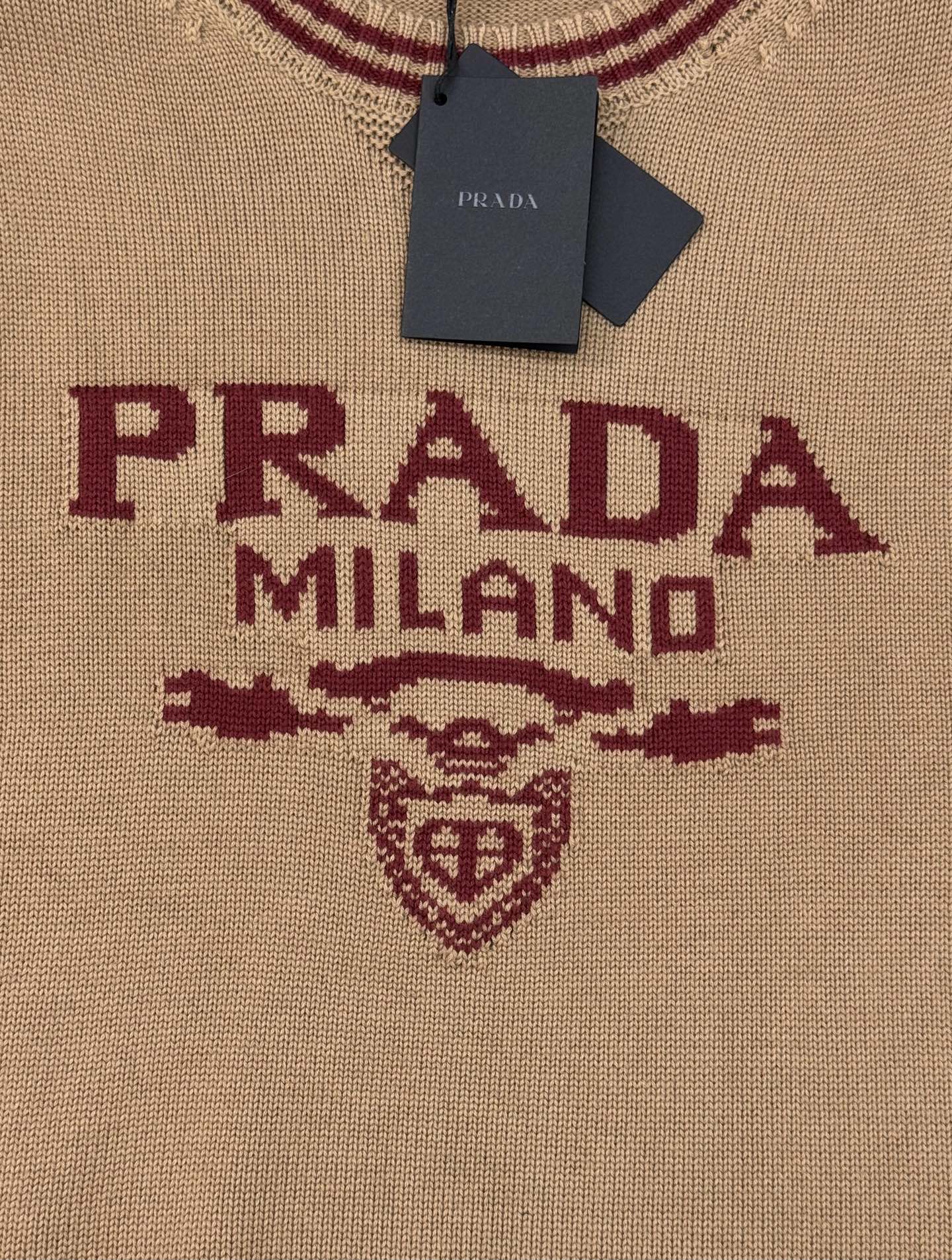 Prada 黑色提花毛衣.原单推荐.这款黑色提花毛杉.柔软针织羊毛混纺面料，舒适又保暖。正面“PRADA