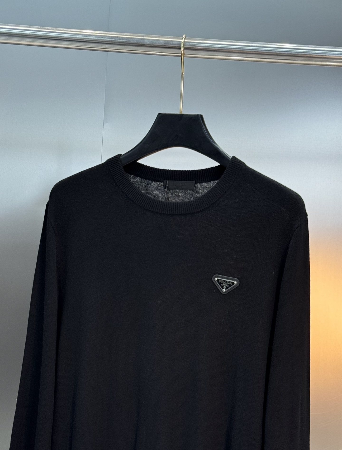 PRADA三角标羊毛针织衫.普拉达经典三角标羊毛针织衫，采用高品质羊毛混纺，柔软舒适又保暖。简约圆领设计