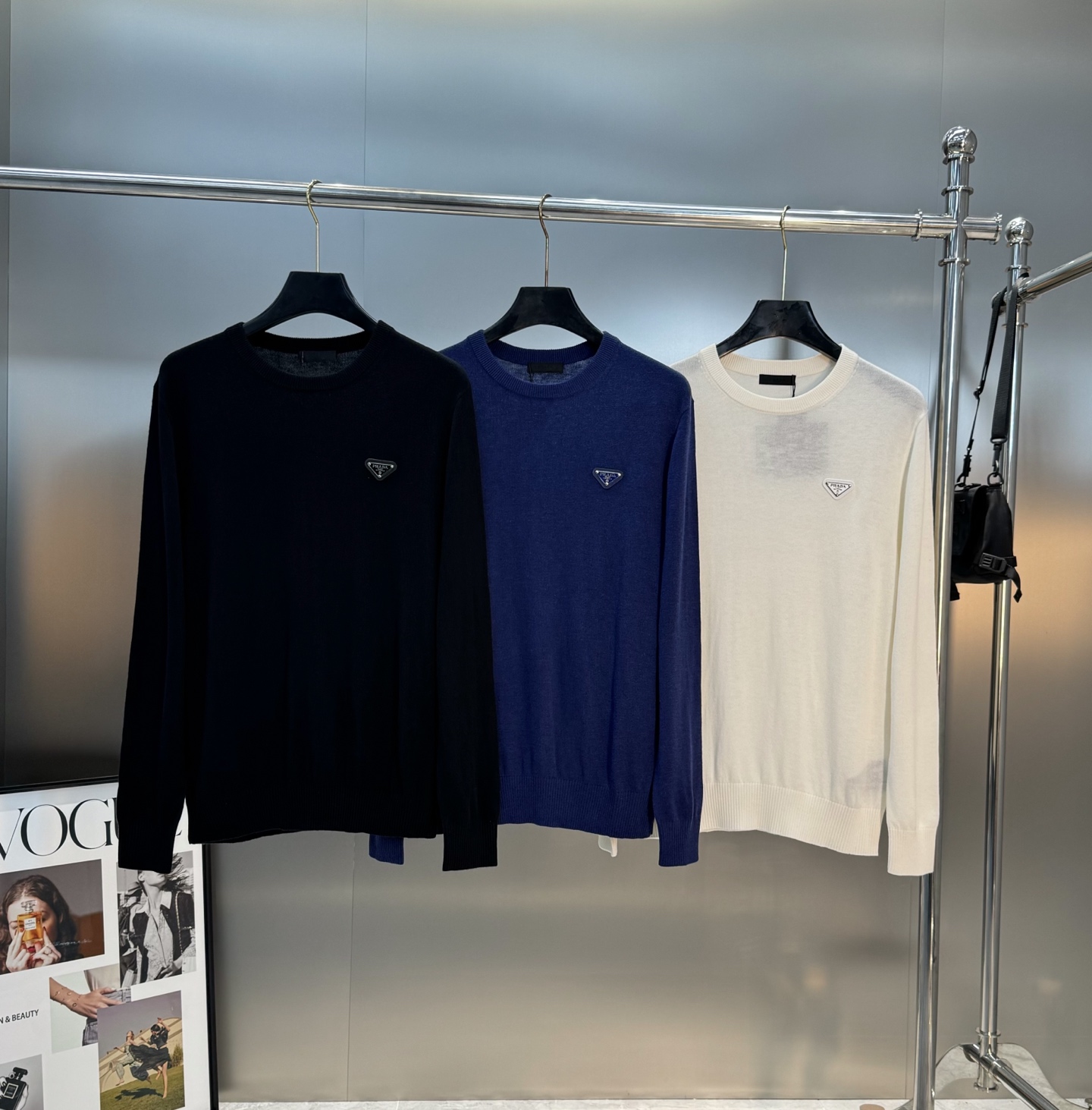 PRADA三角标羊毛针织衫.普拉达经典三角标羊毛针织衫，采用高品质羊毛混纺，柔软舒适又保暖。简约圆领设计