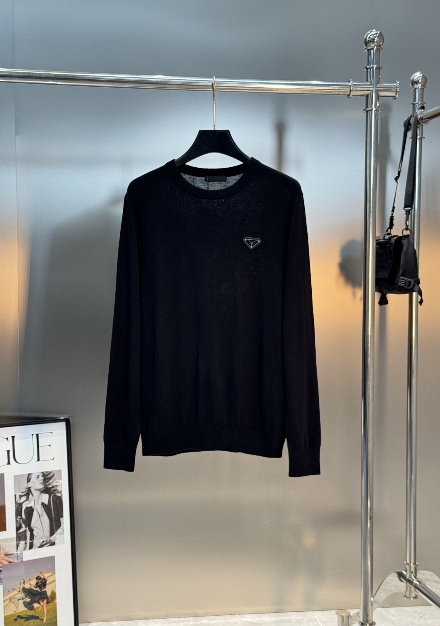 PRADA三角标羊毛针织衫.普拉达经典三角标羊毛针织衫，采用高品质羊毛混纺，柔软舒适又保暖。简约圆领设计