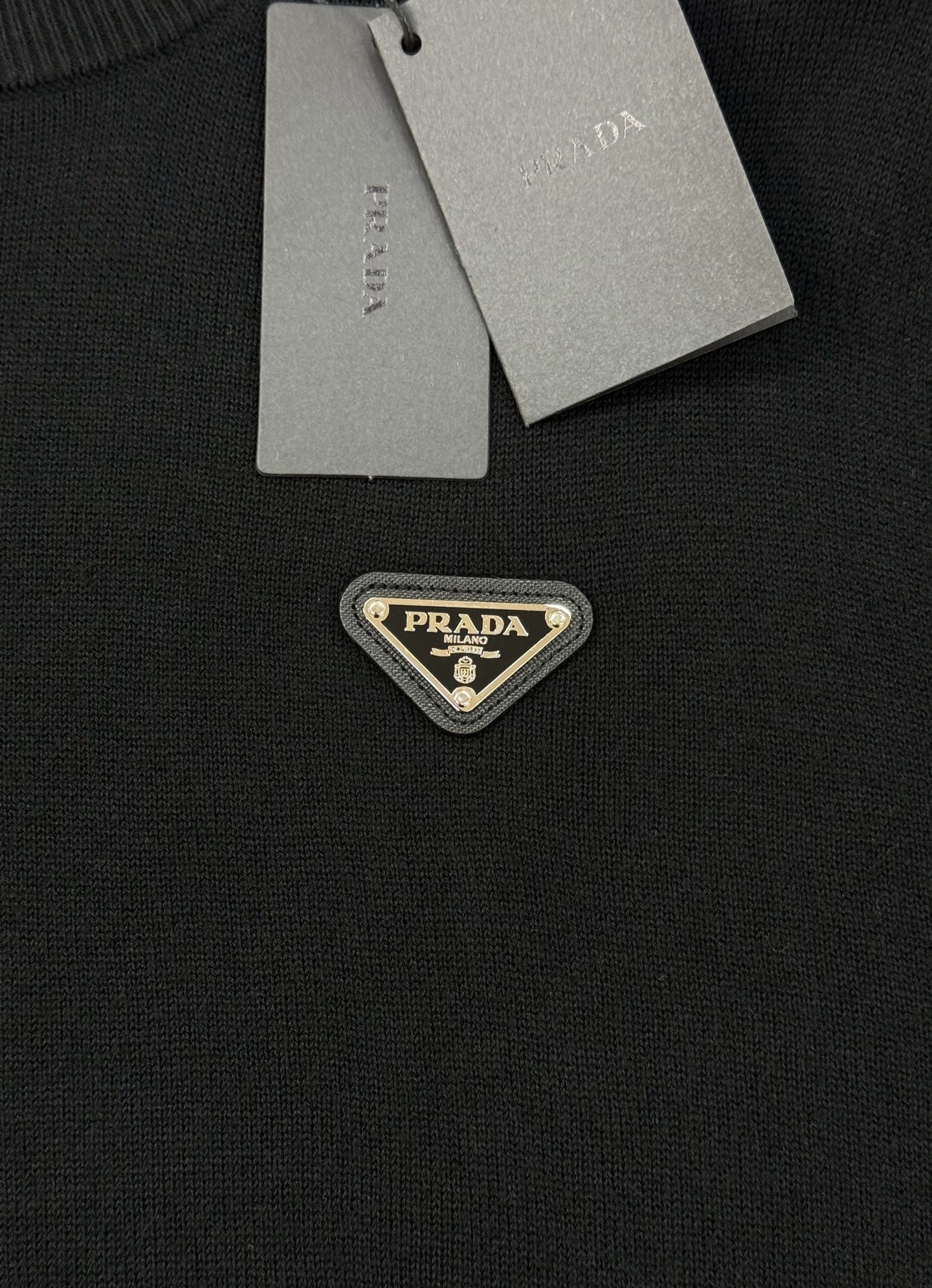 PRADA三角标羊毛针织衫.普拉达经典三角标羊毛针织衫，采用高品质羊毛混纺，柔软舒适又保暖。简约圆领设计