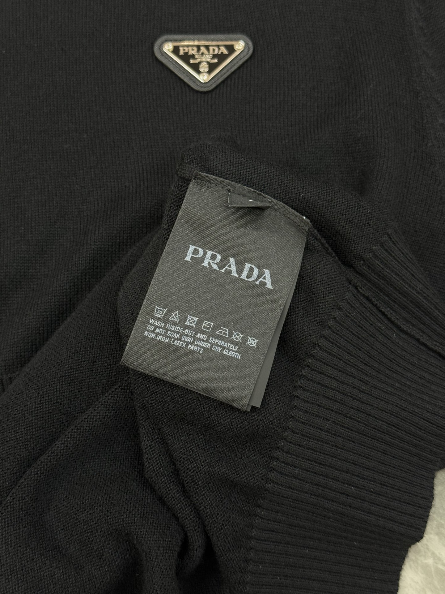 PRADA三角标羊毛针织衫.普拉达经典三角标羊毛针织衫，采用高品质羊毛混纺，柔软舒适又保暖。简约圆领设计