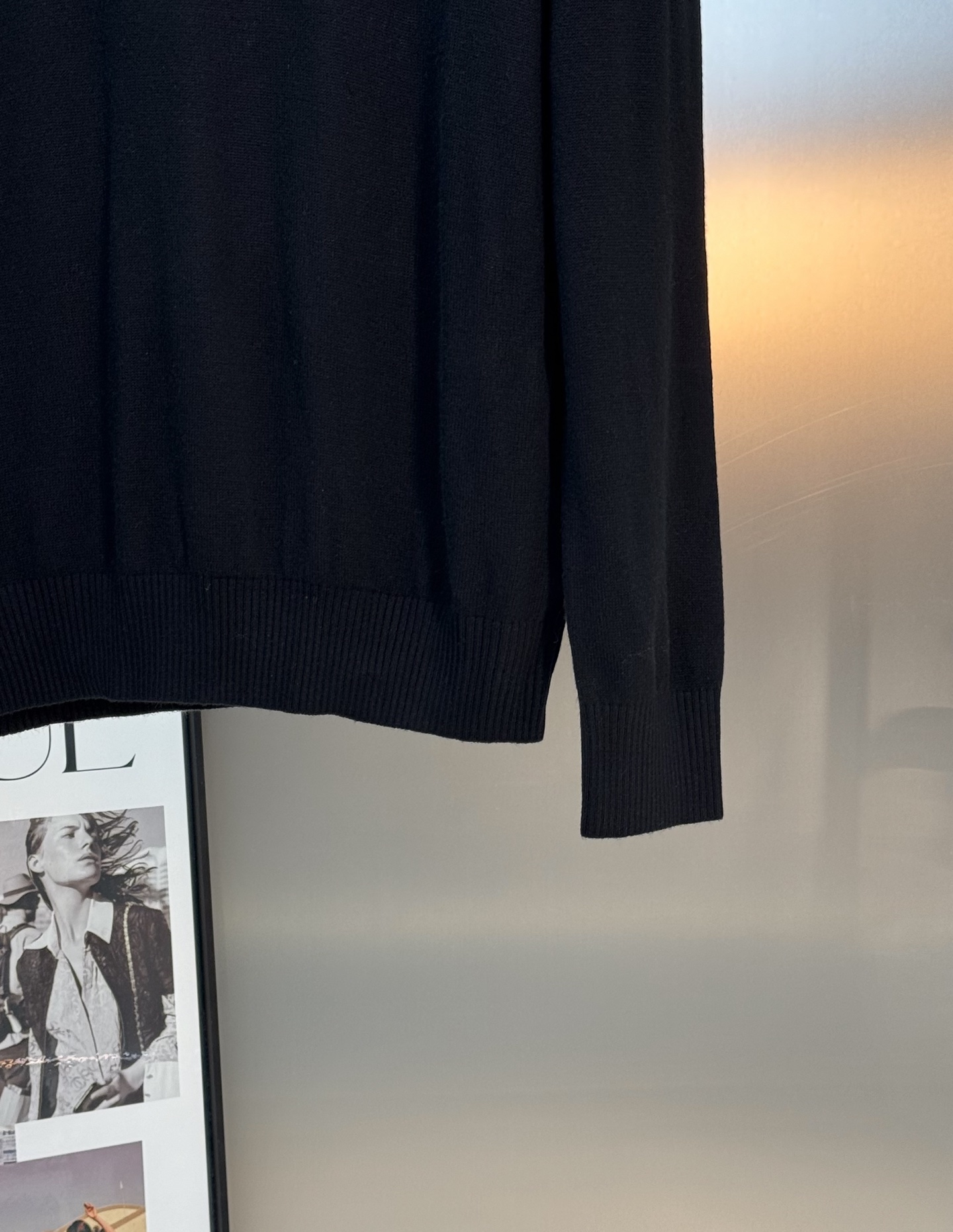 PRADA三角标羊毛针织衫.普拉达经典三角标羊毛针织衫，采用高品质羊毛混纺，柔软舒适又保暖。简约圆领设计